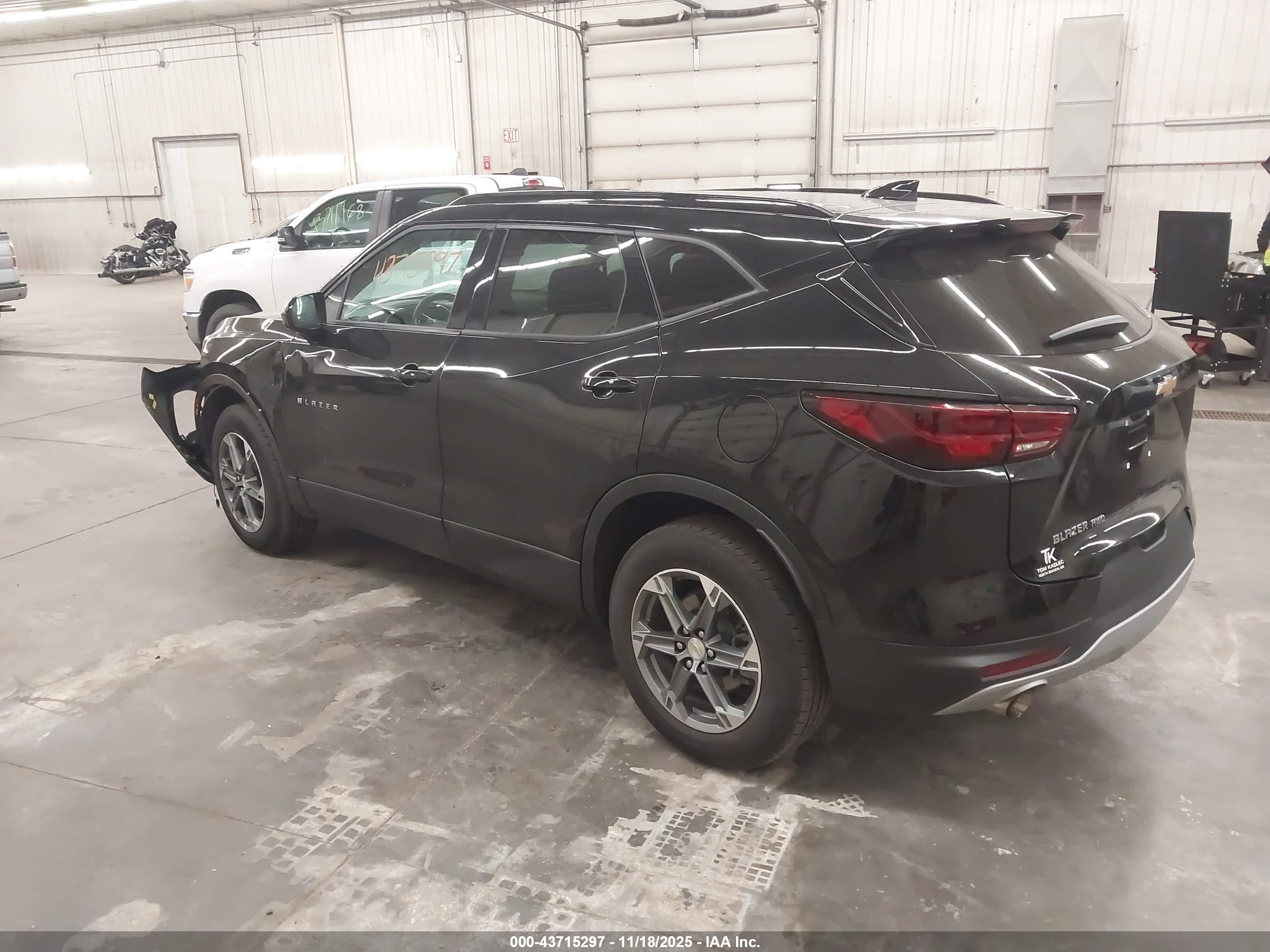 CHEVROLET BLAZER image 3