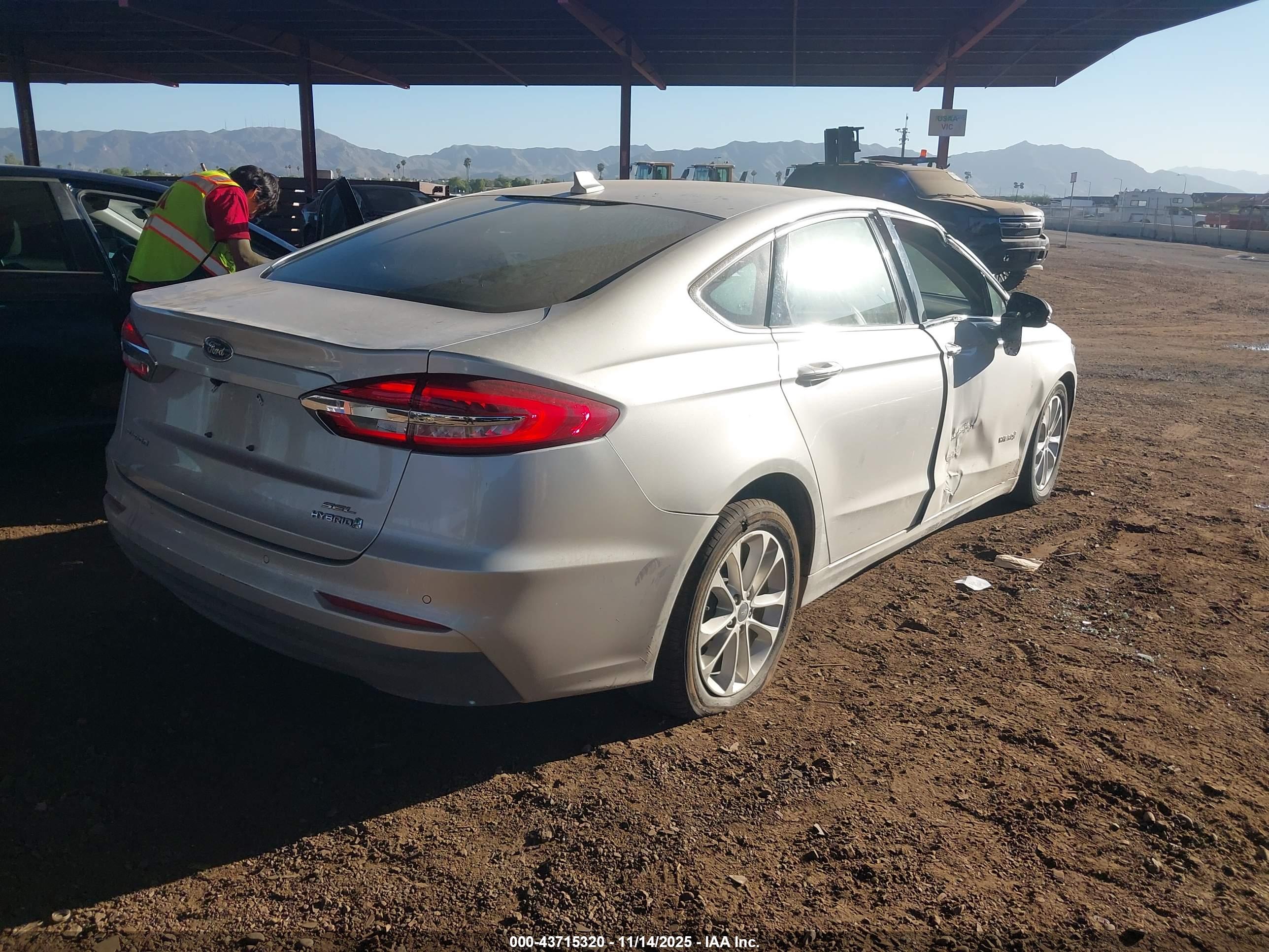 FORD FUSION image 4