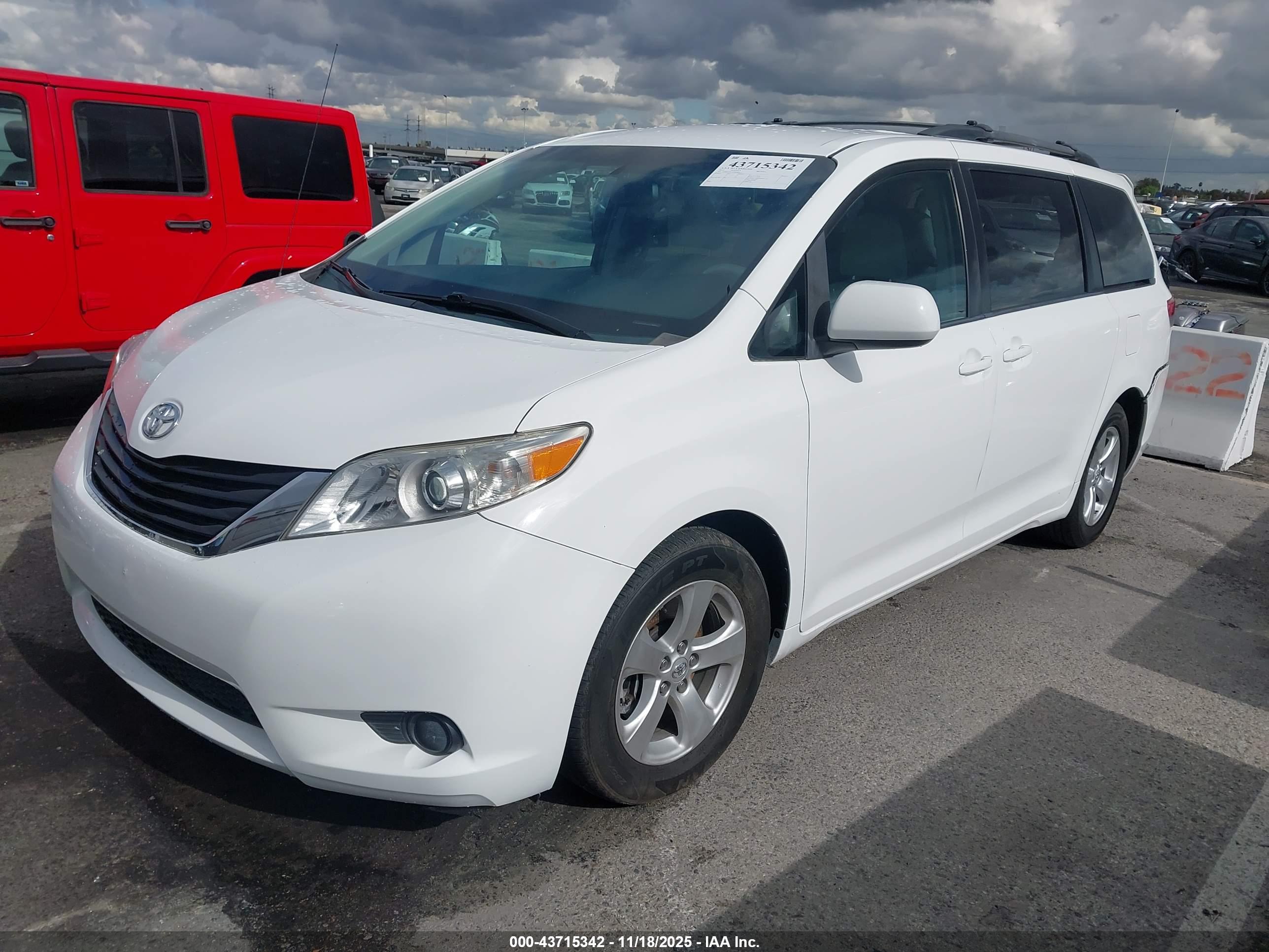 TOYOTA SIENNA image 2