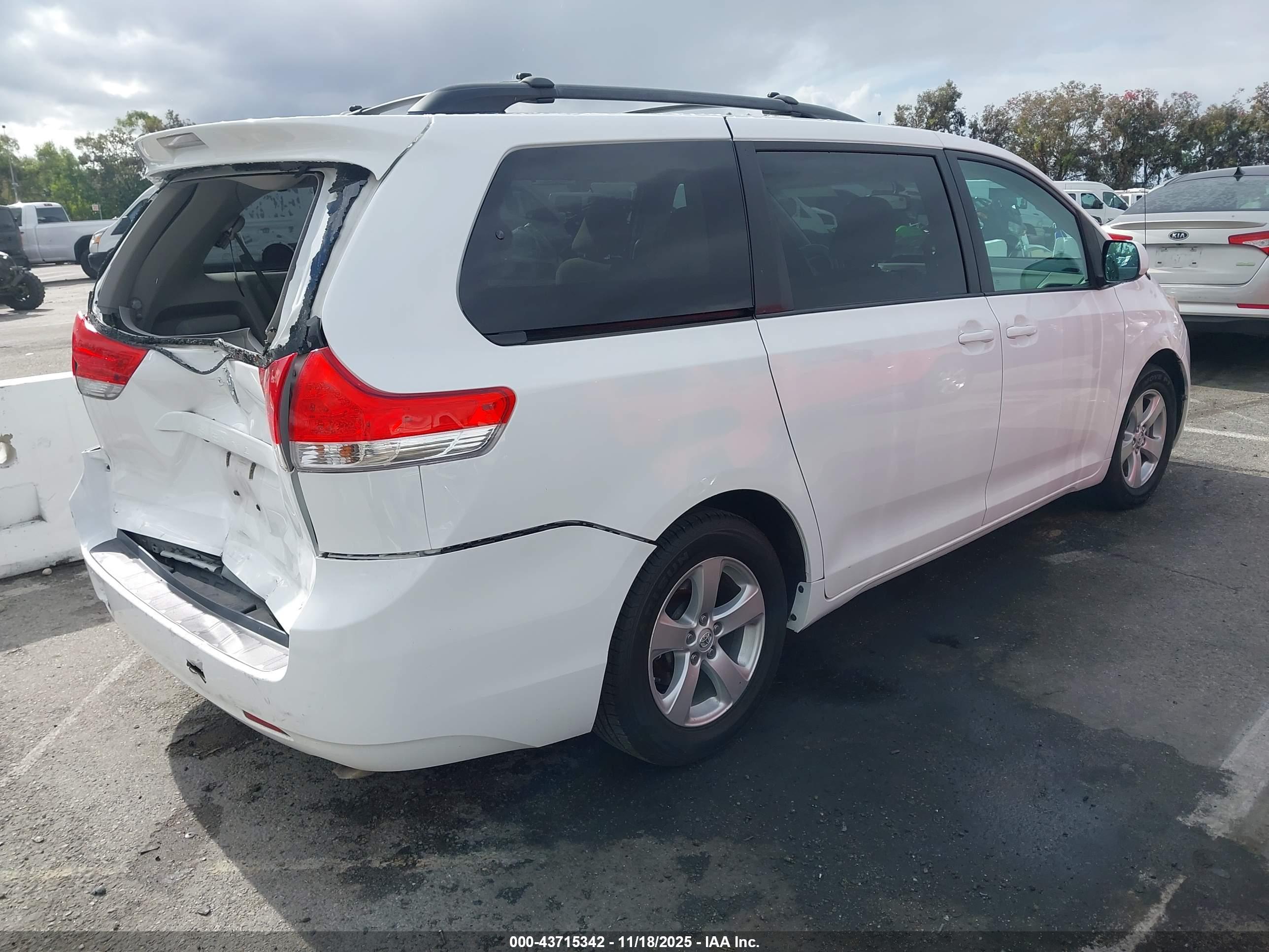 TOYOTA SIENNA image 4