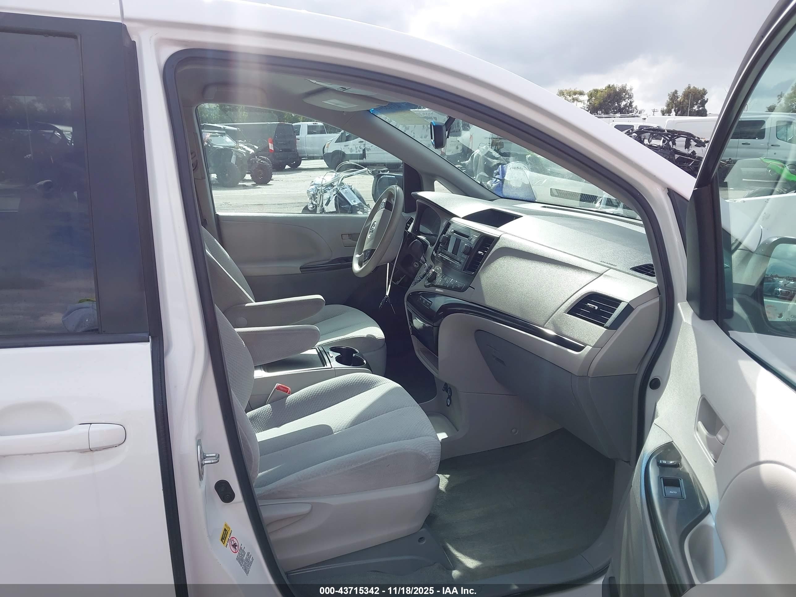 TOYOTA SIENNA image 5