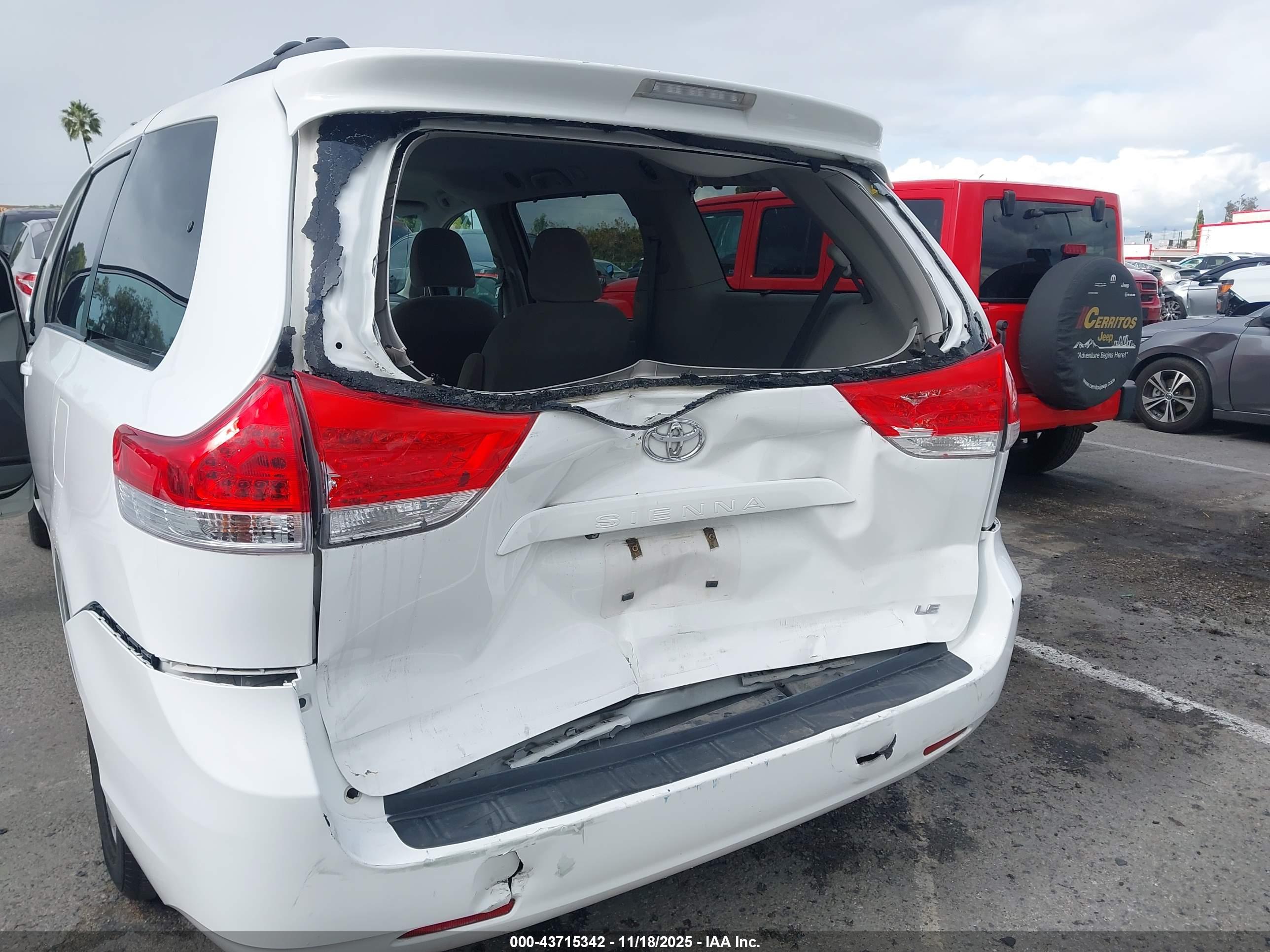 TOYOTA SIENNA image 6