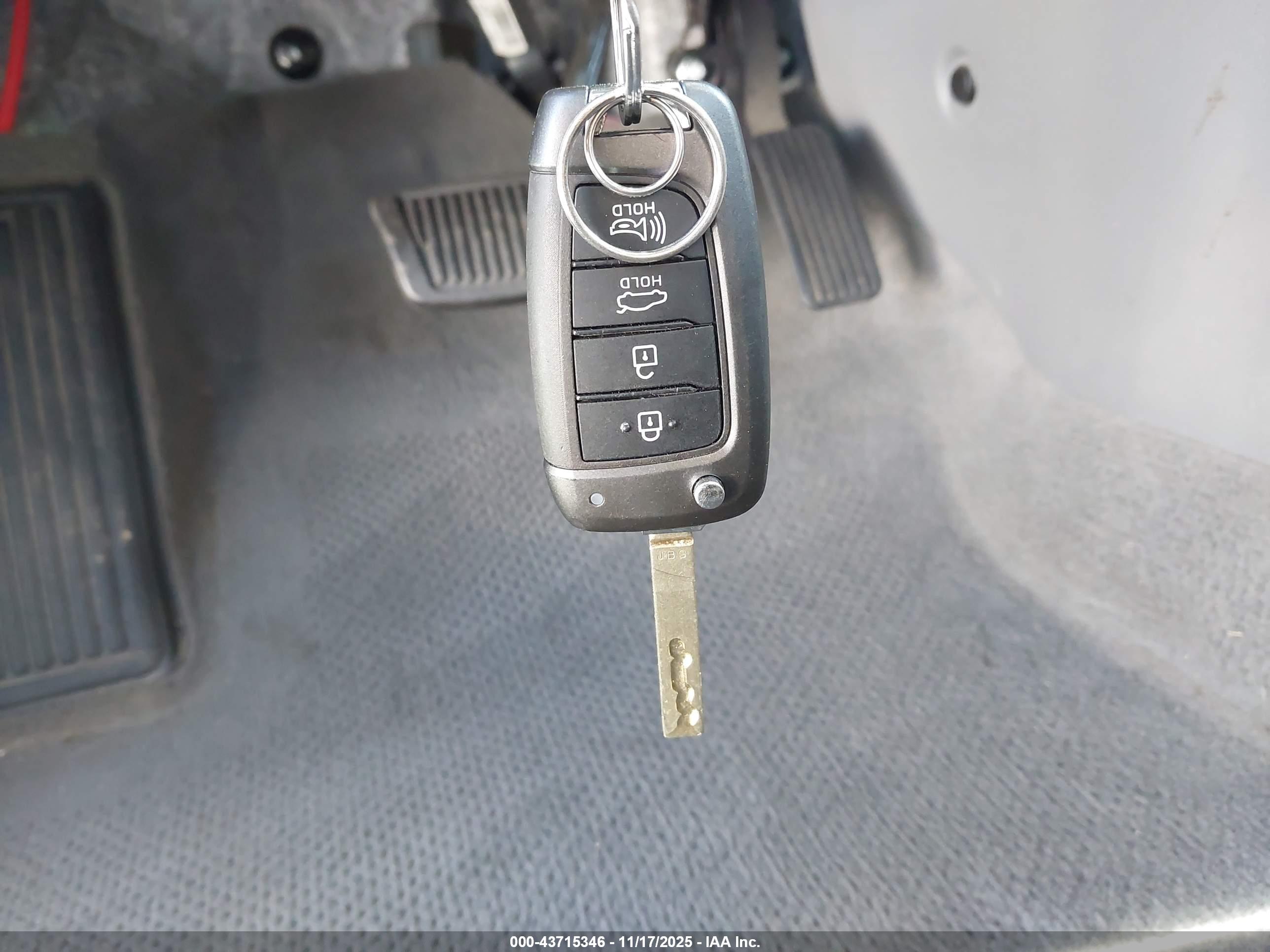 HYUNDAI ELANTRA image 11