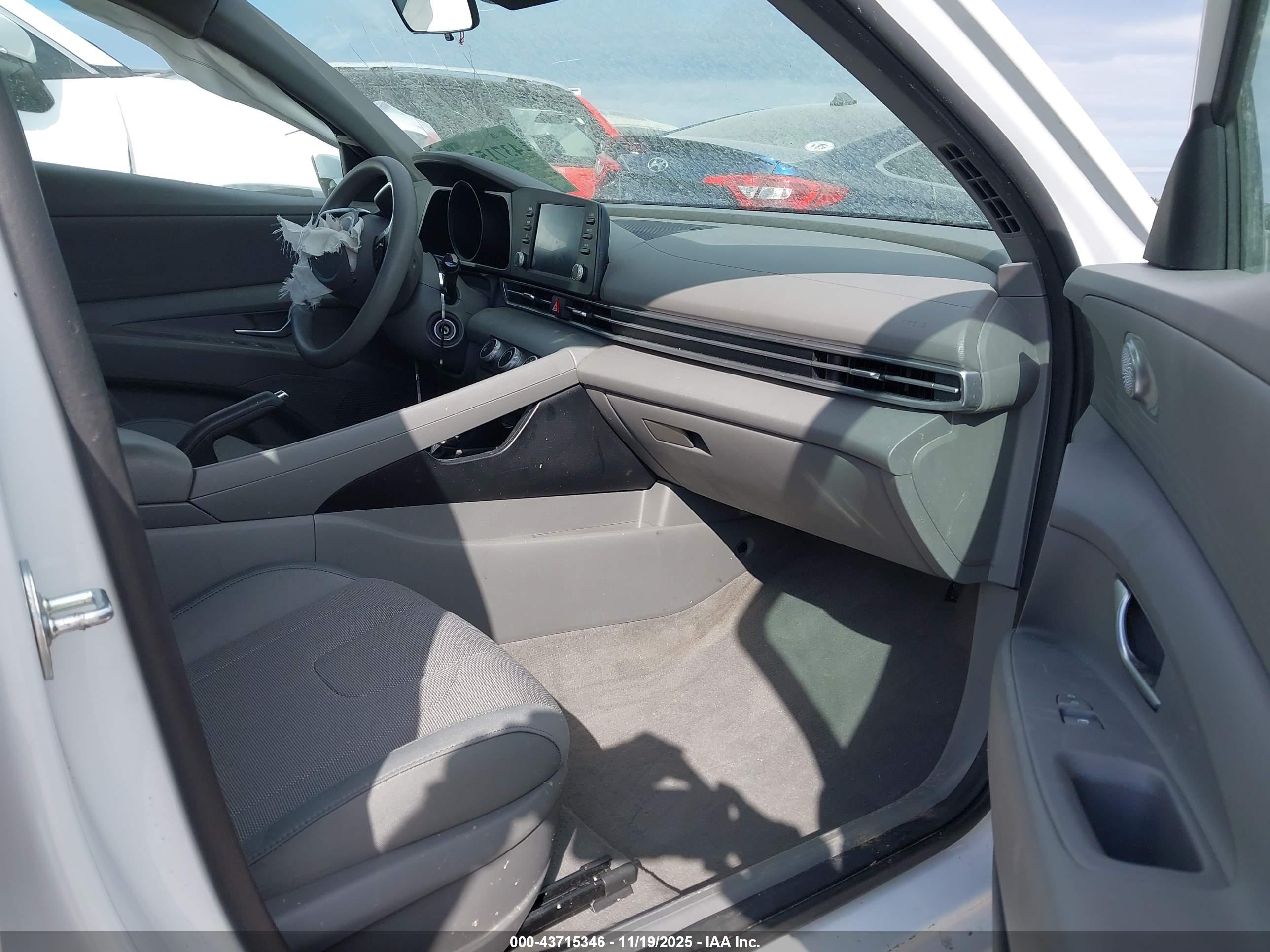 HYUNDAI ELANTRA image 5