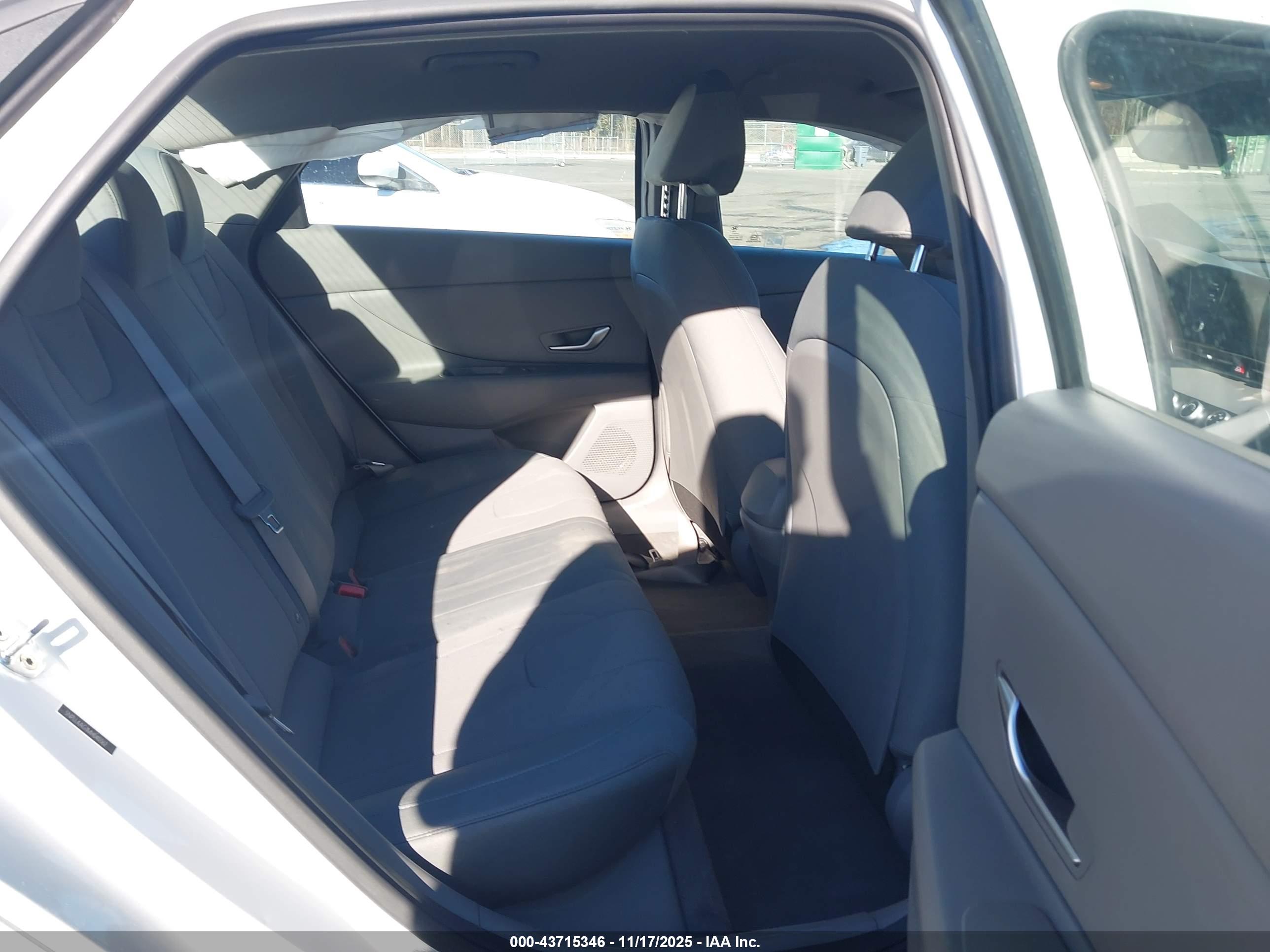 HYUNDAI ELANTRA image 8