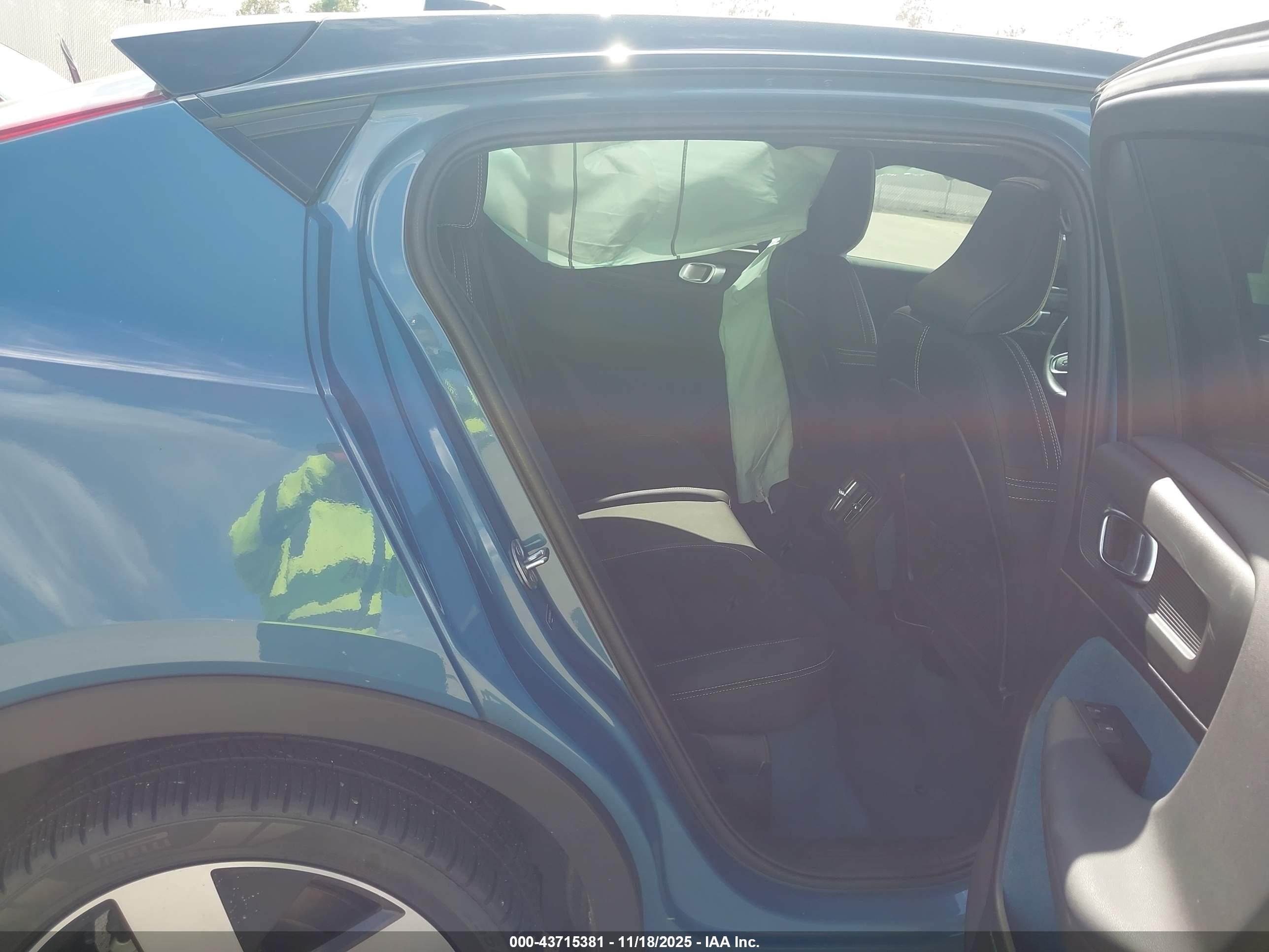 VOLVO C40 image 8