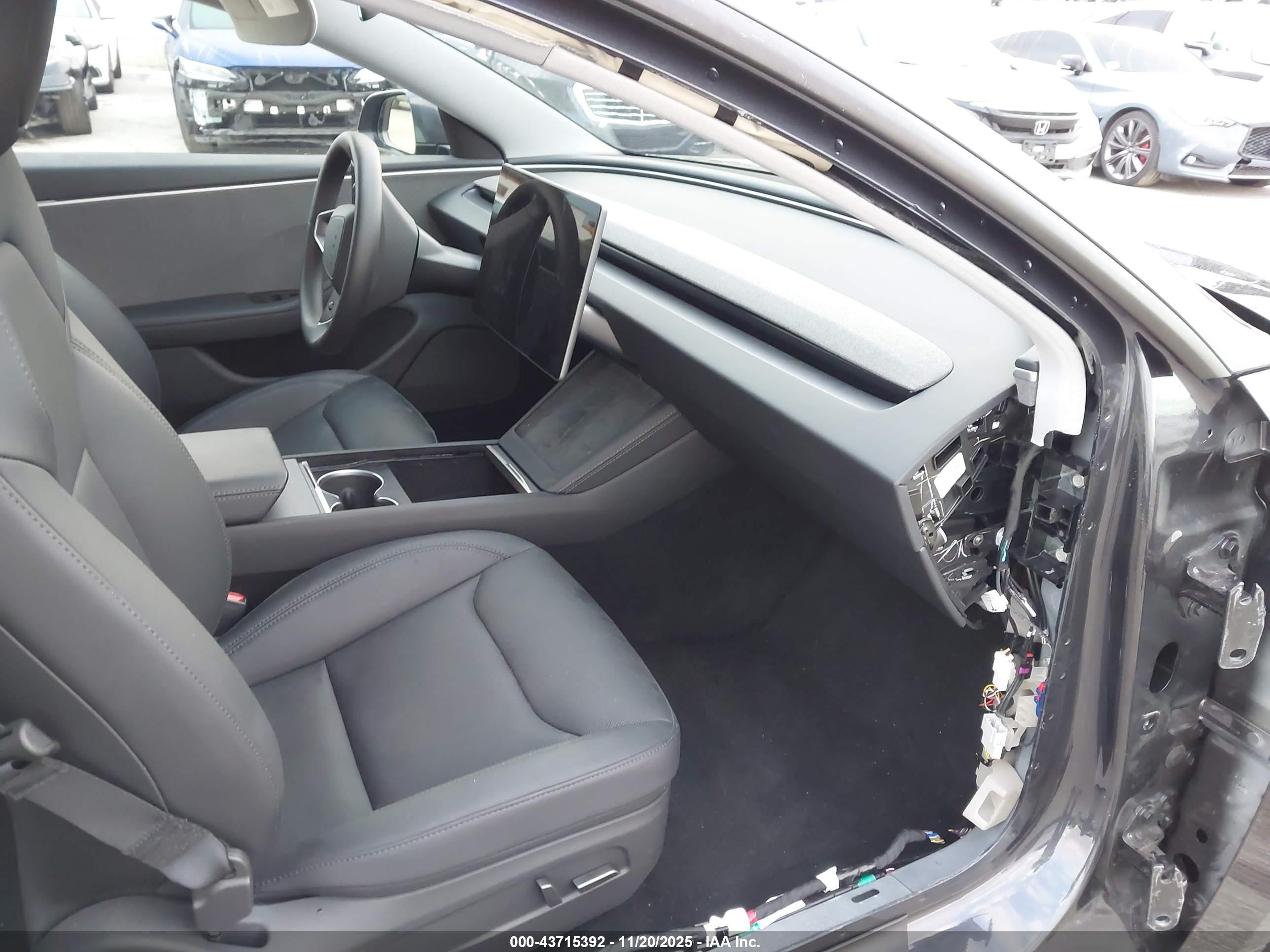 TESLA MODEL image 5