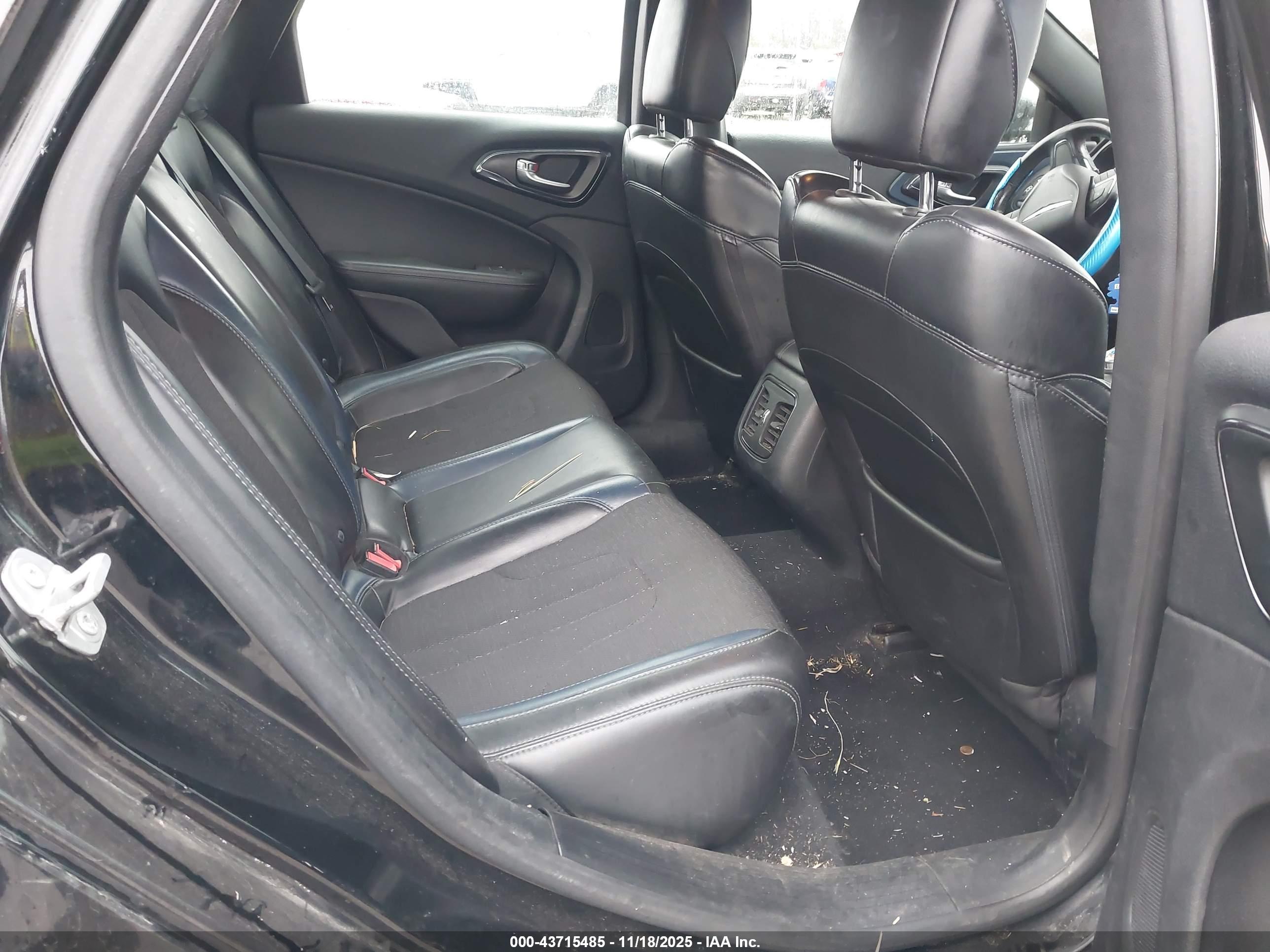 CHRYSLER 200 image 8