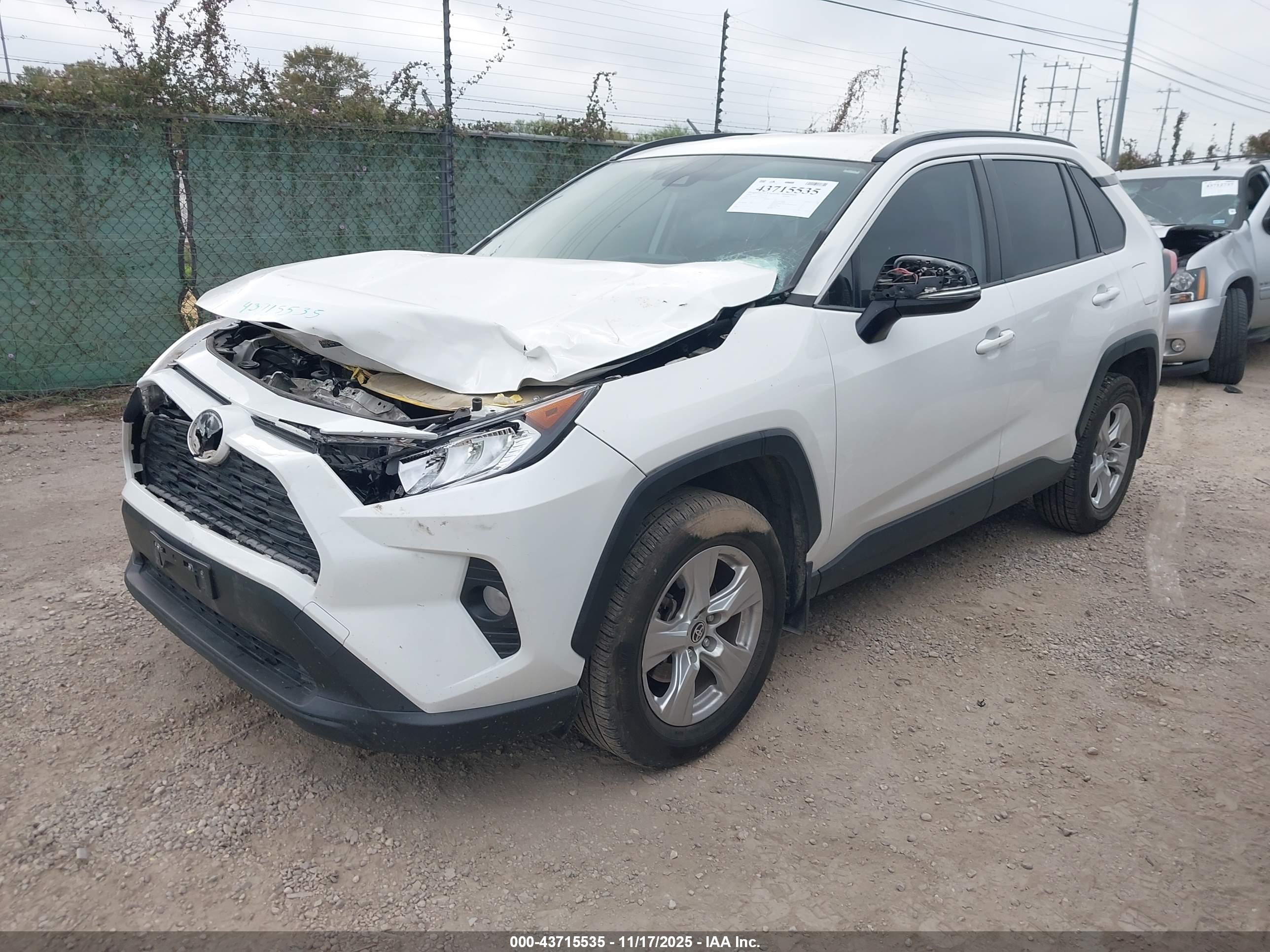 TOYOTA RAV4 image 2