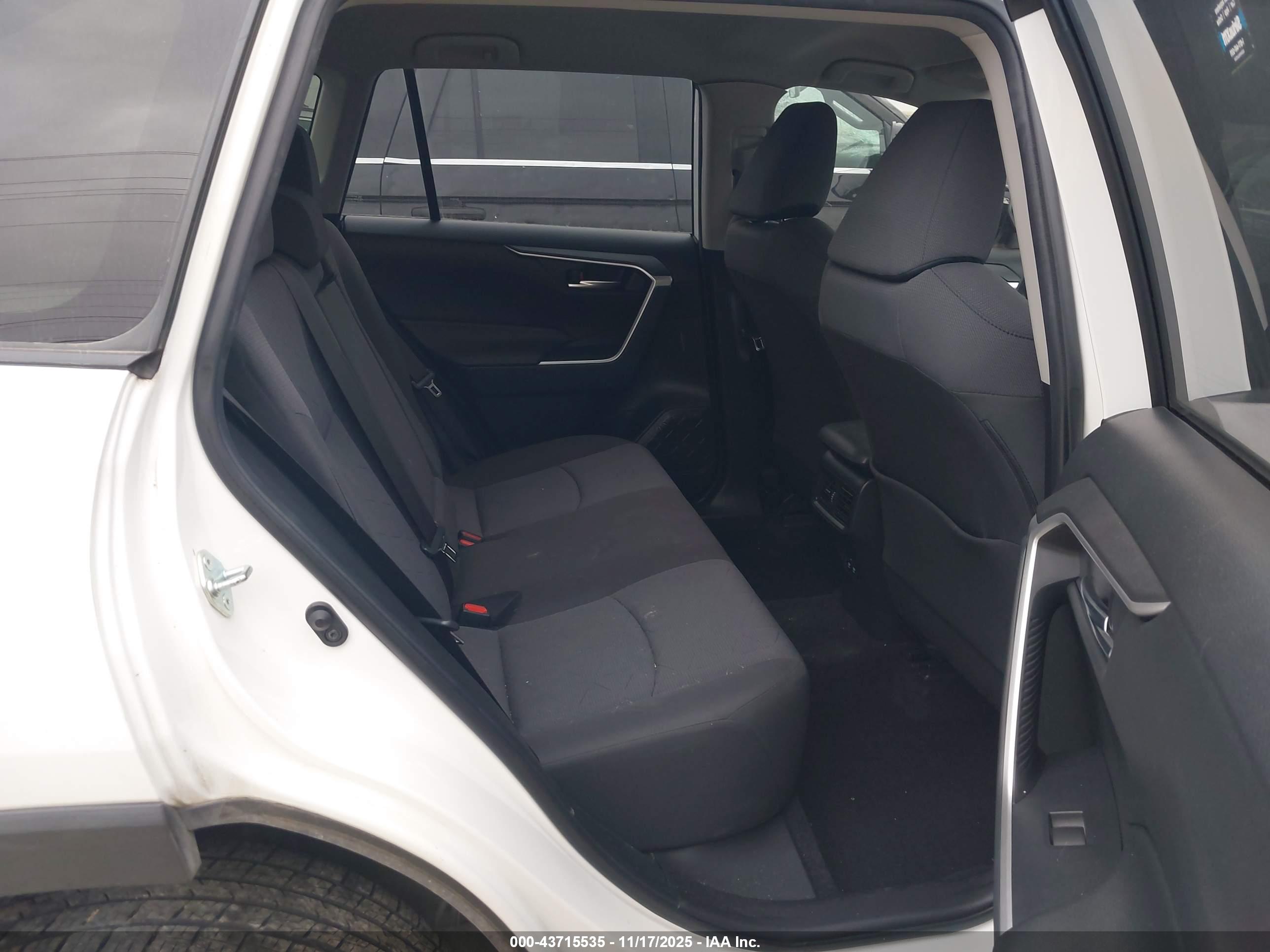 TOYOTA RAV4 image 8