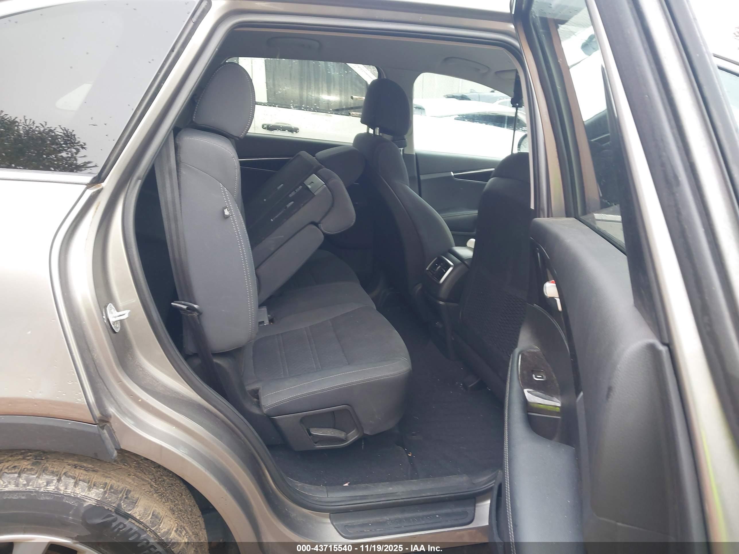KIA SORENTO image 8