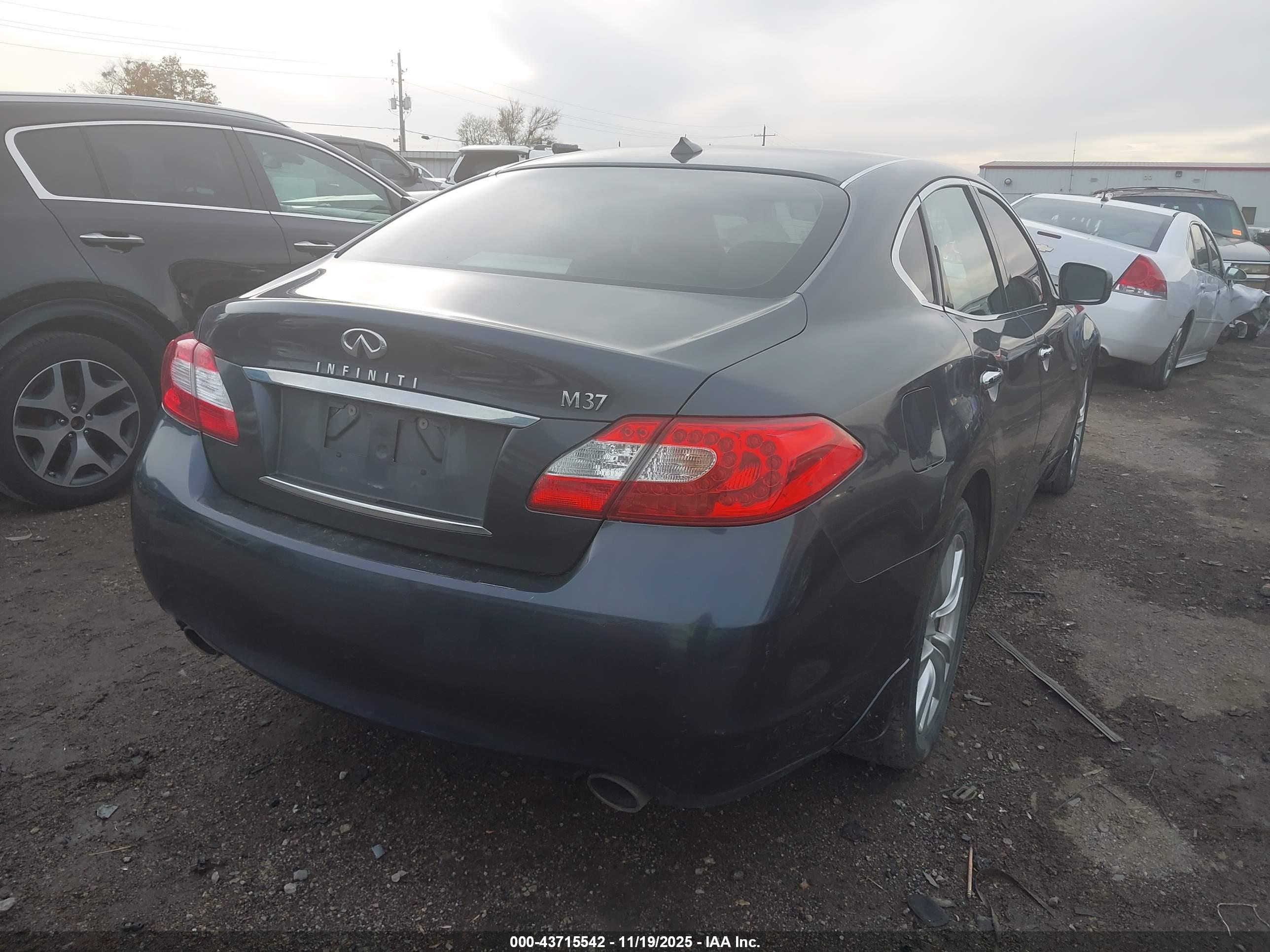 INFINITI M37 image 4