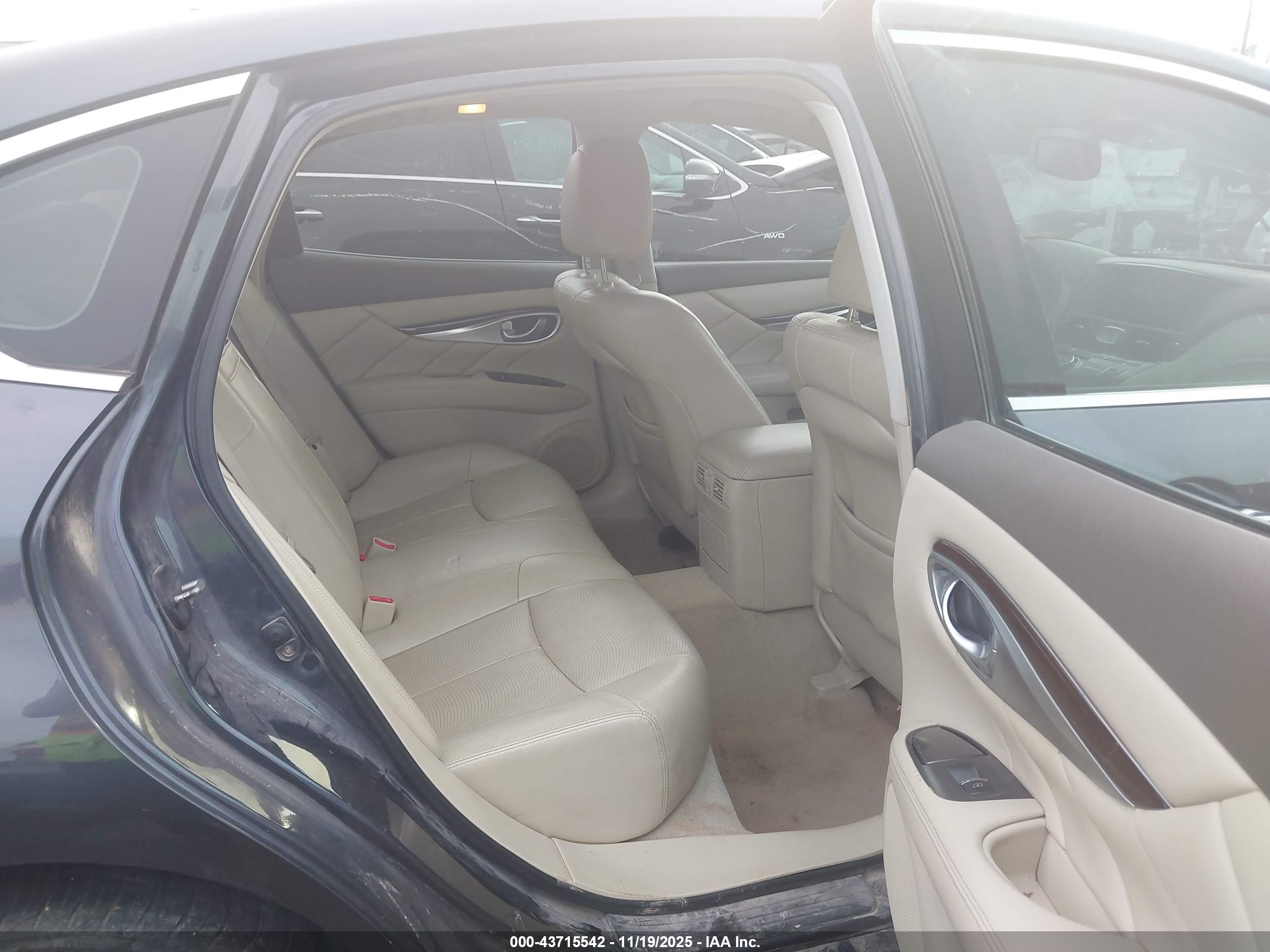 INFINITI M37 image 8