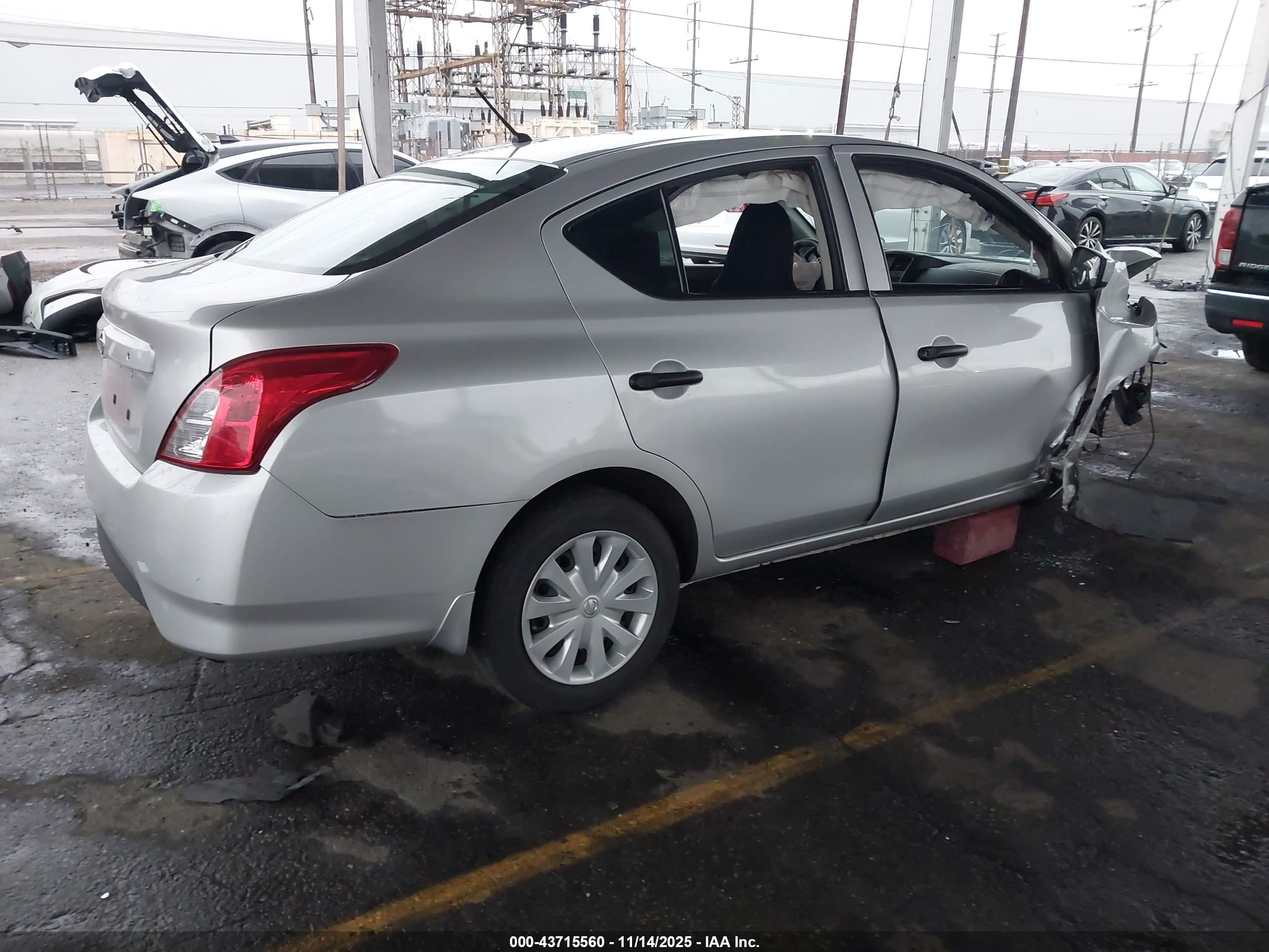 NISSAN VERSA image 4