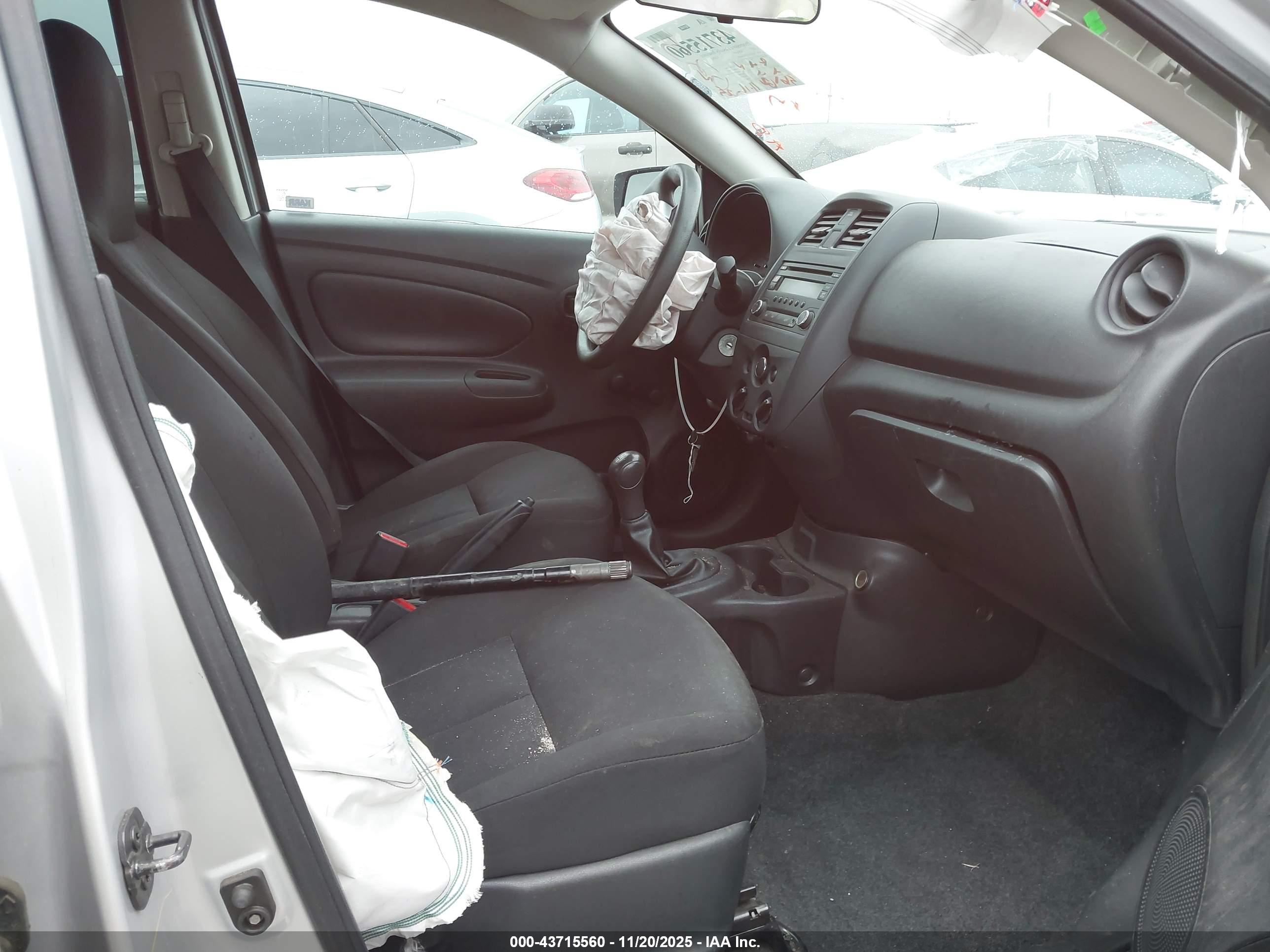 NISSAN VERSA image 5