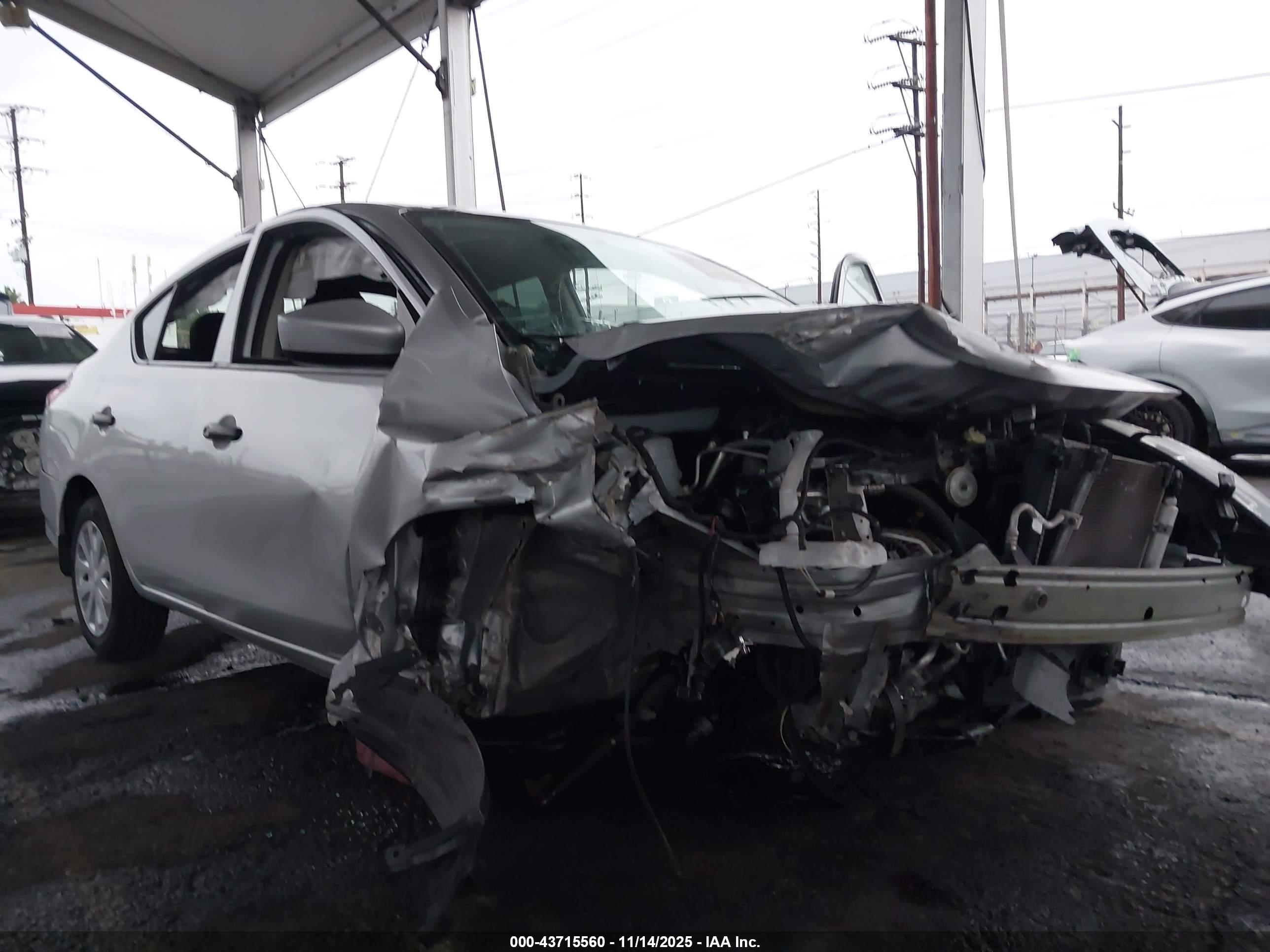 NISSAN VERSA image 6