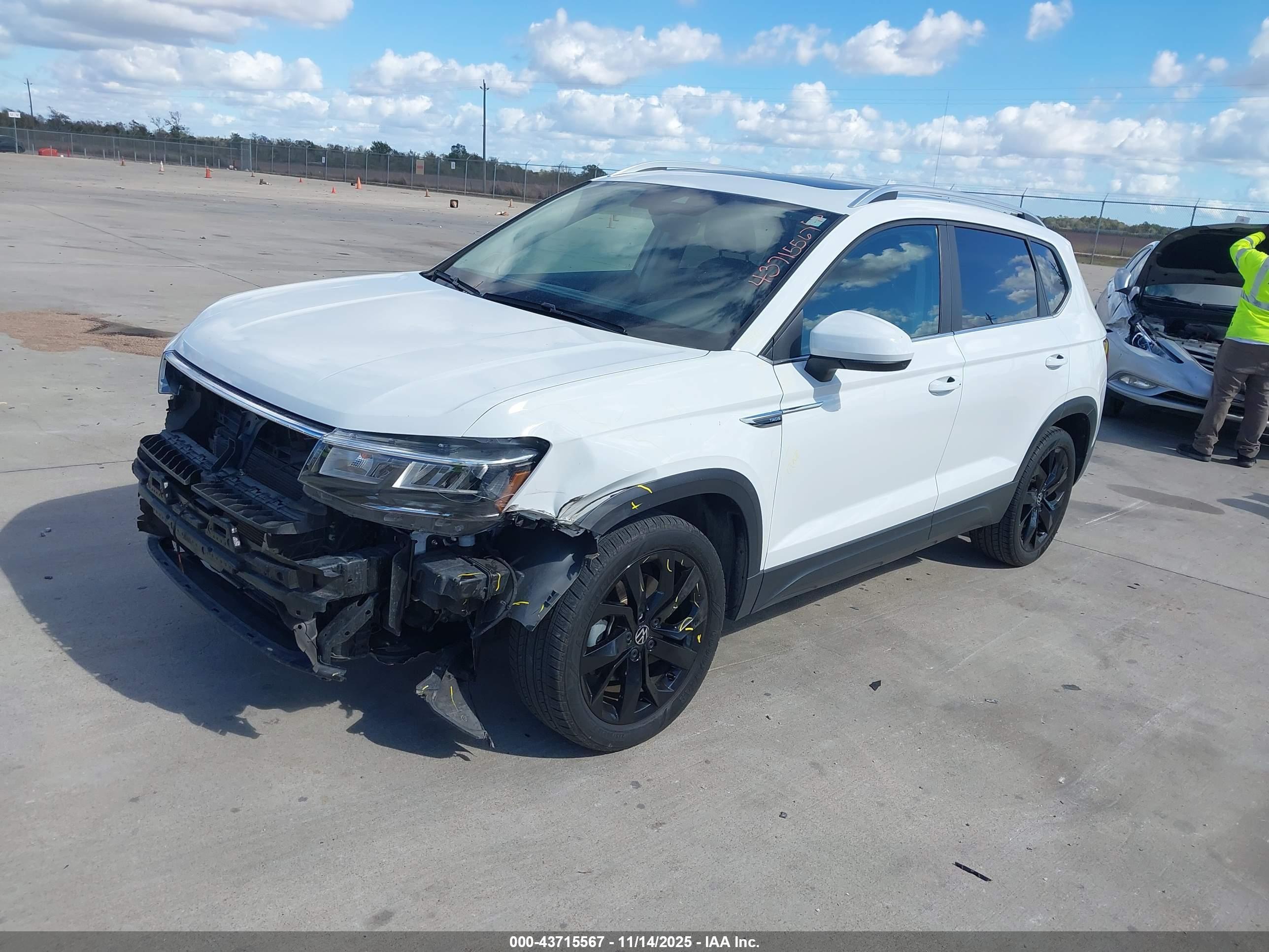 VOLKSWAGEN TAOS image 2