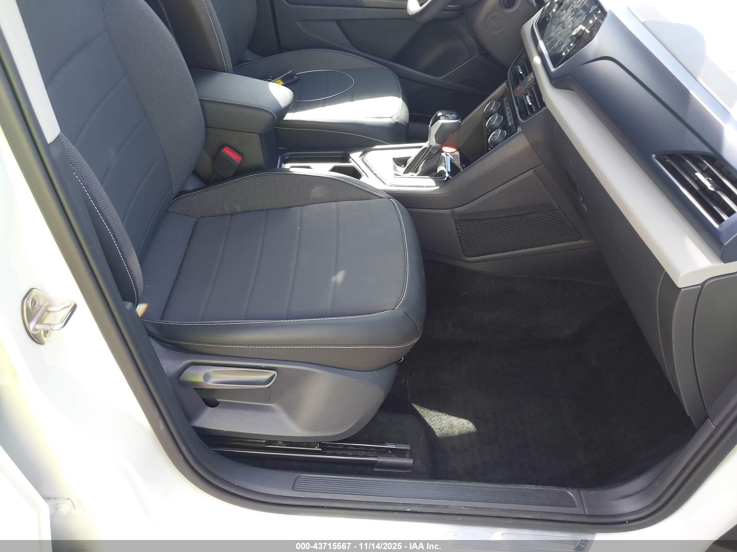 VOLKSWAGEN TAOS image 5