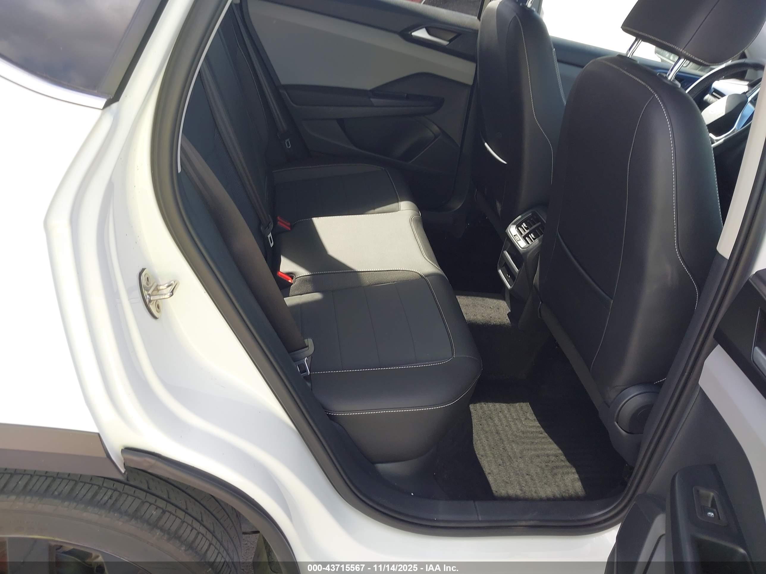 VOLKSWAGEN TAOS image 8