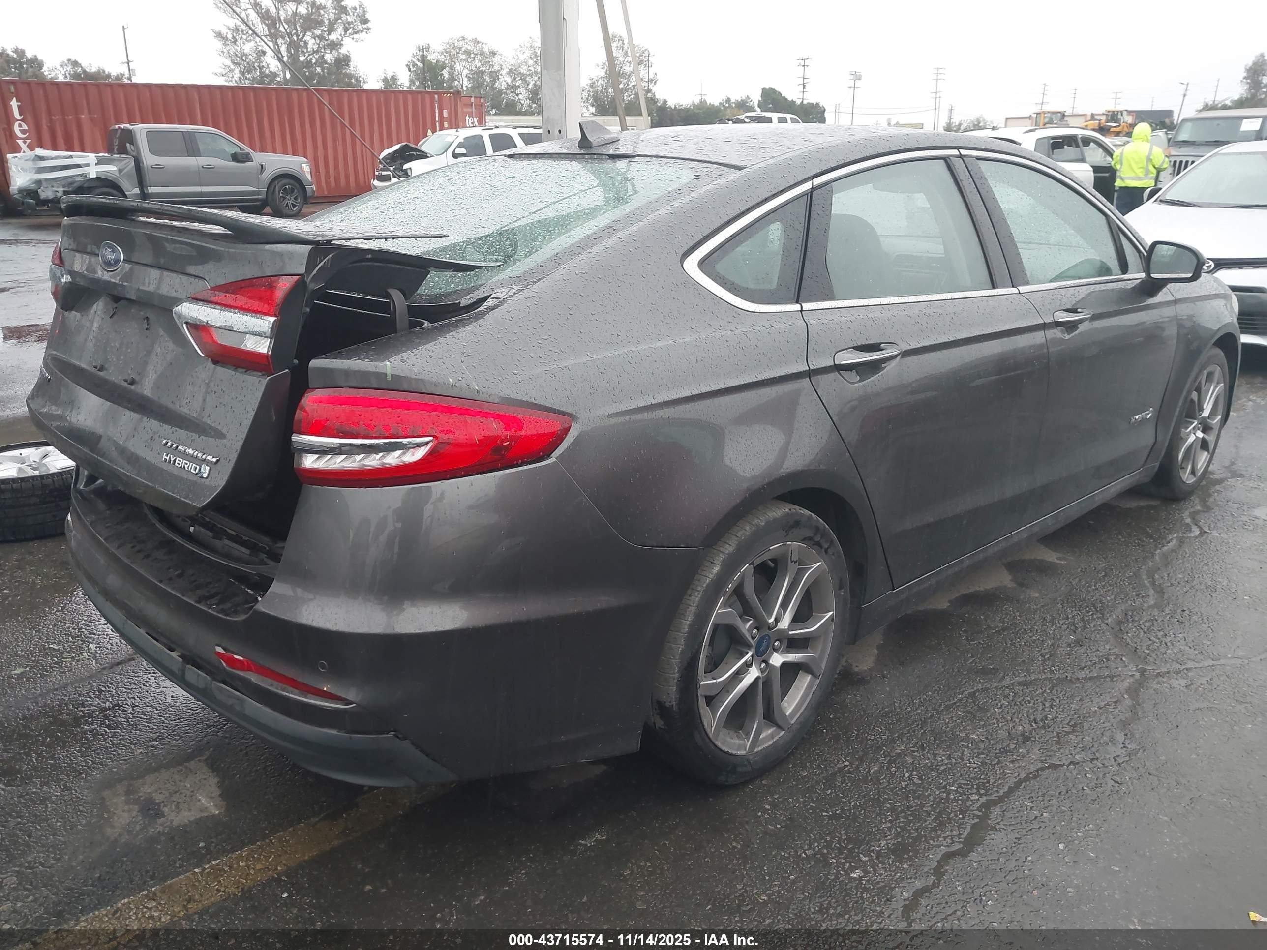 FORD FUSION image 4