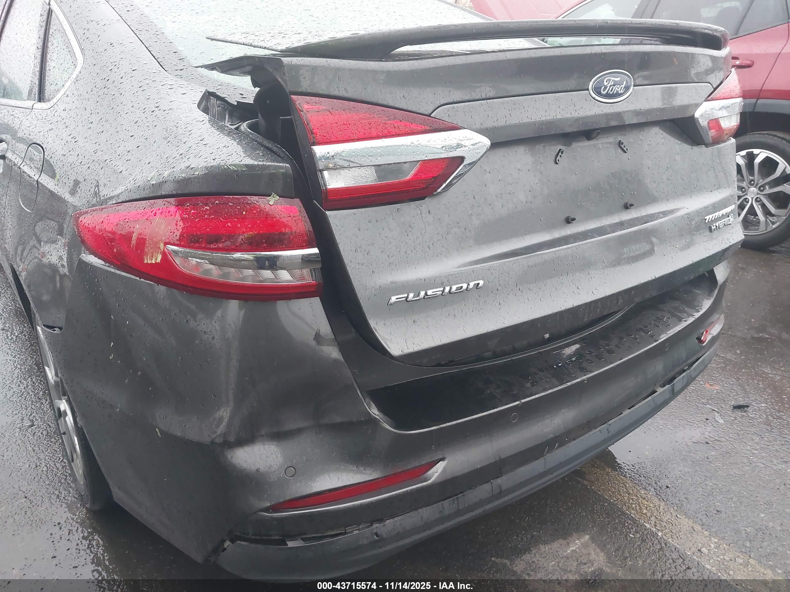FORD FUSION image 6
