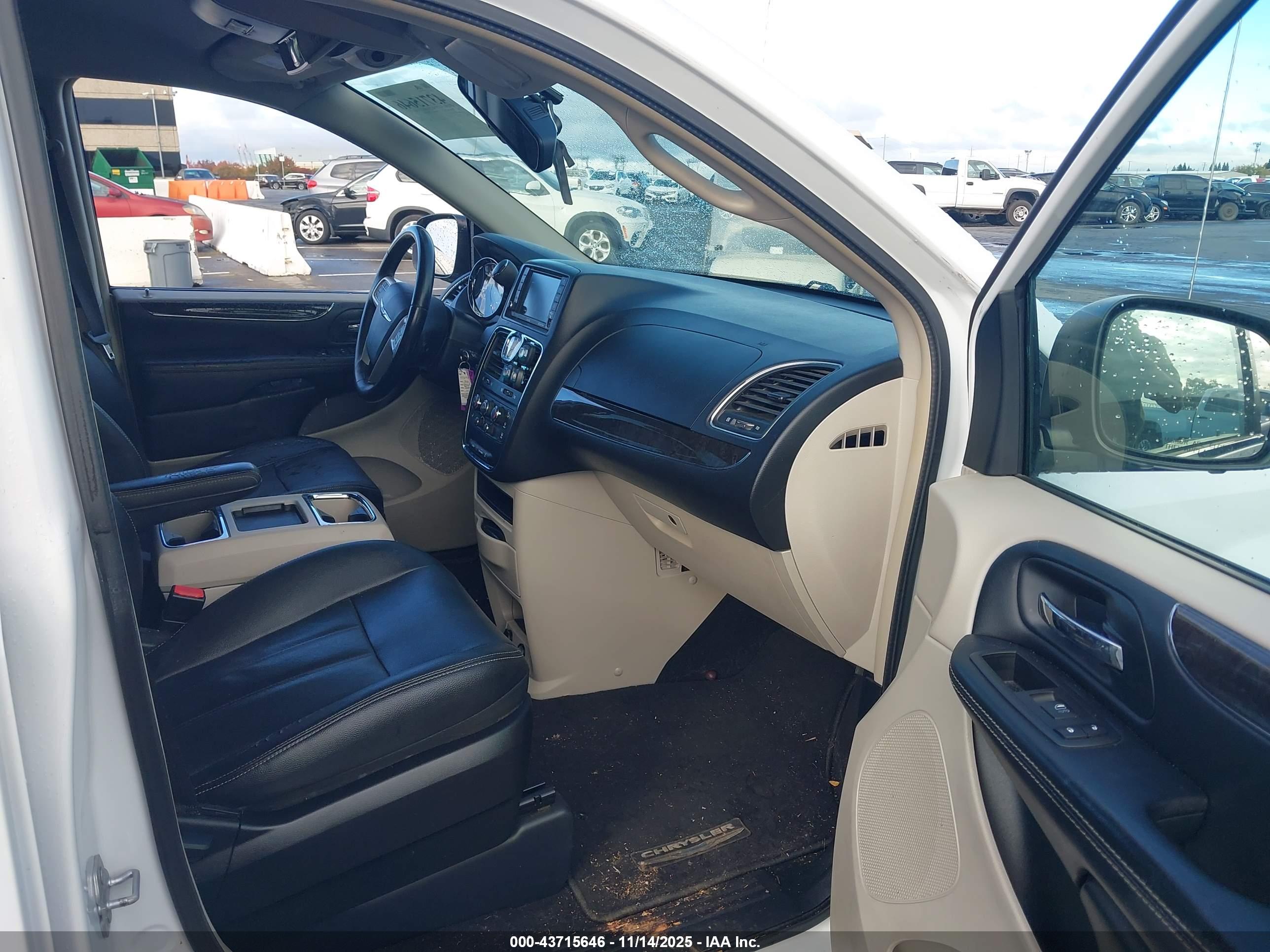 CHRYSLER TOWN image 5