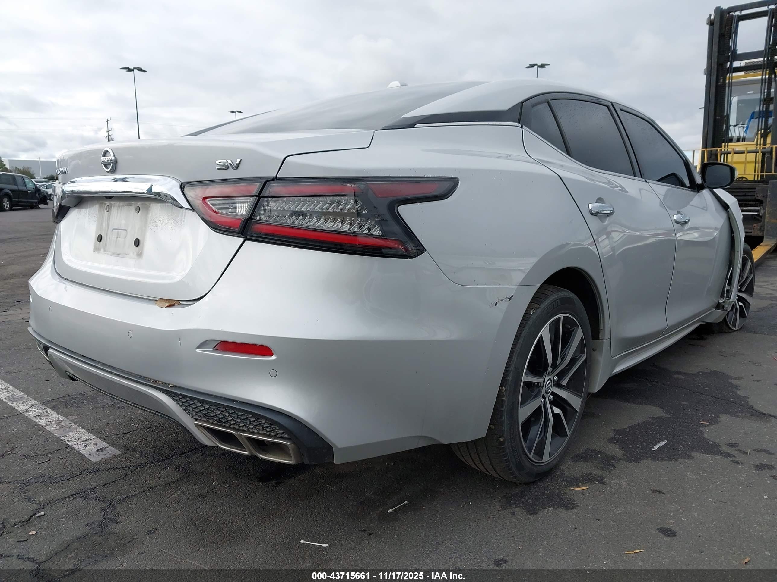 NISSAN MAXIMA image 4