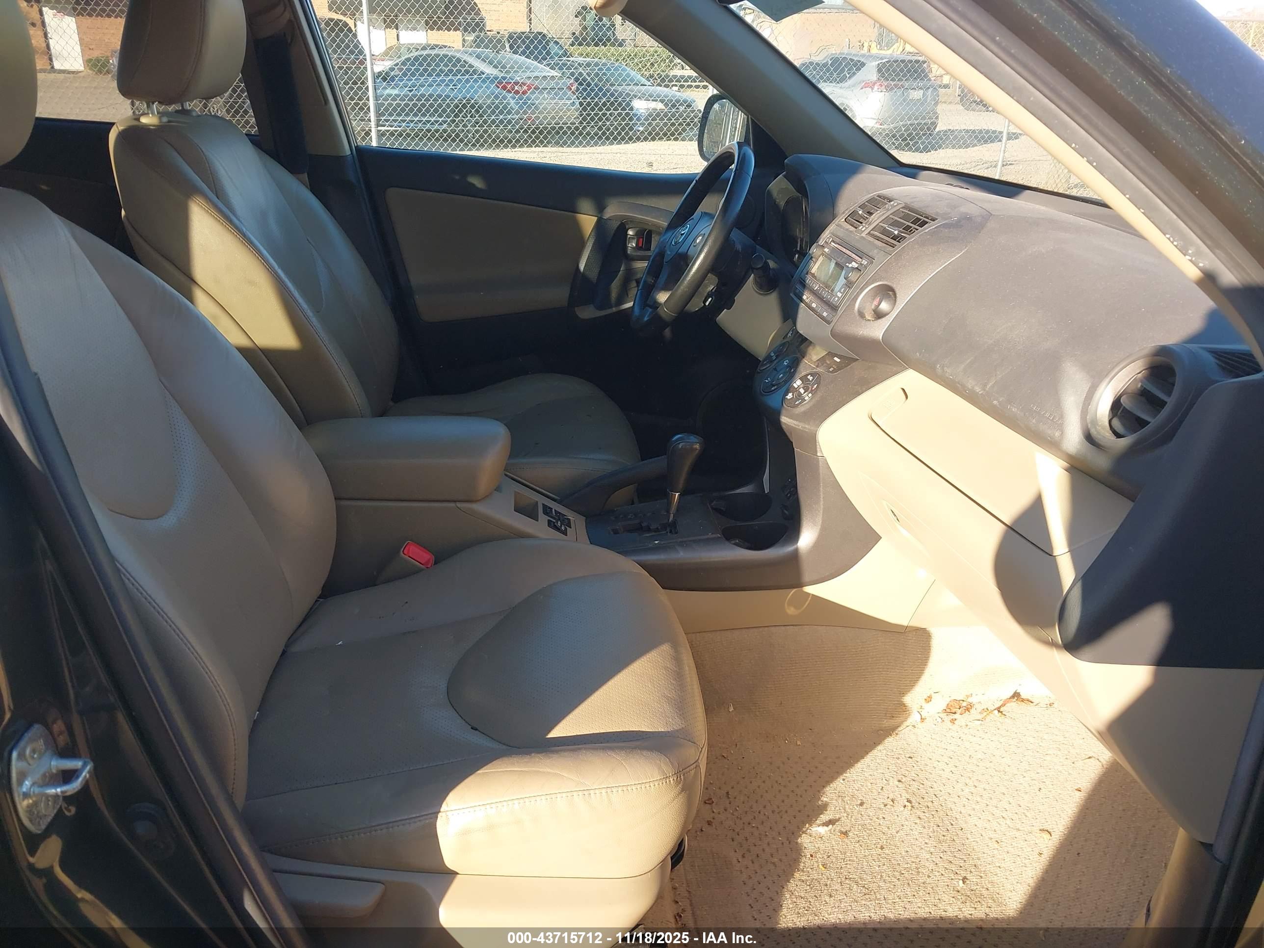 TOYOTA RAV4 image 5
