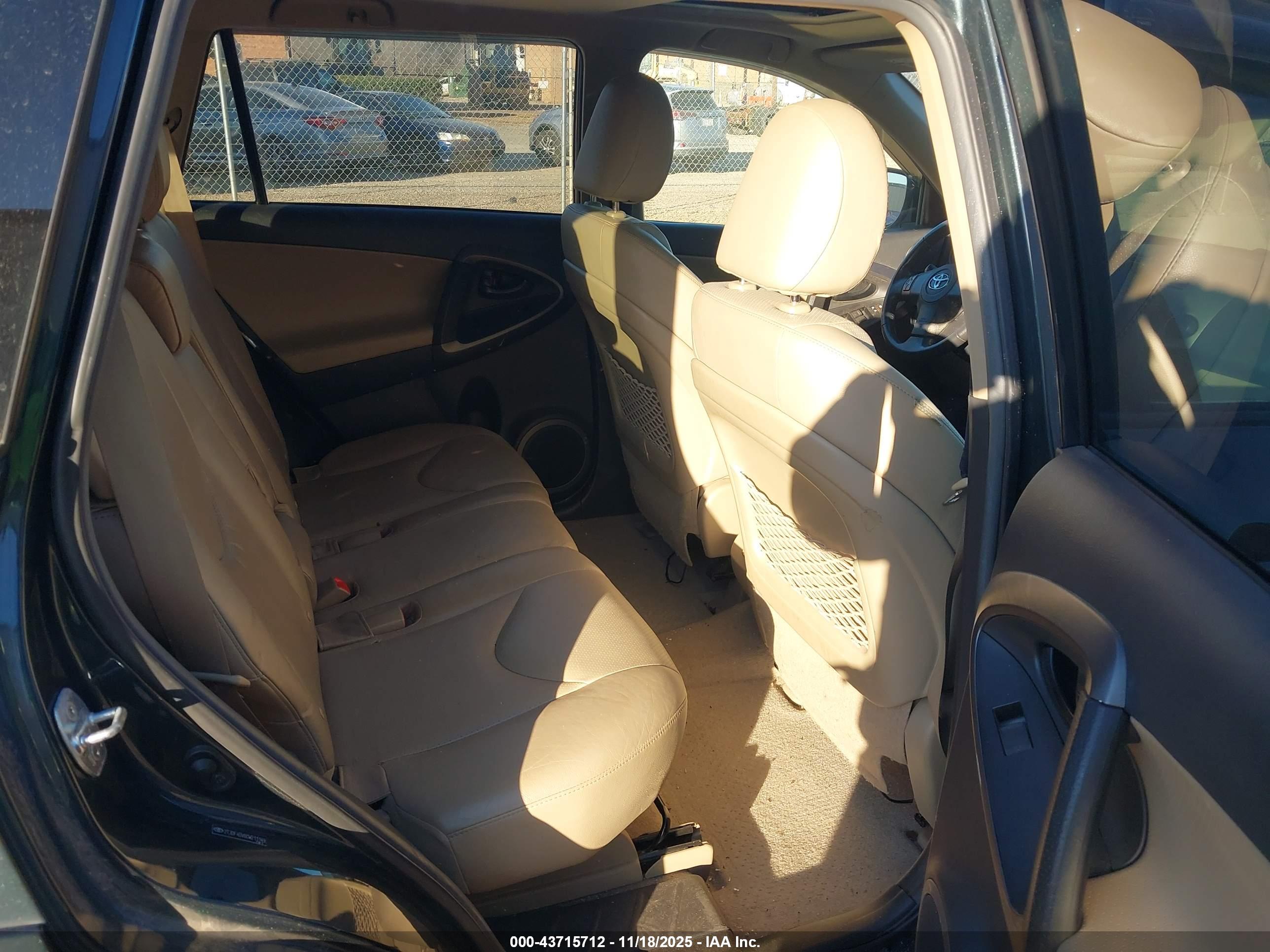 TOYOTA RAV4 image 8