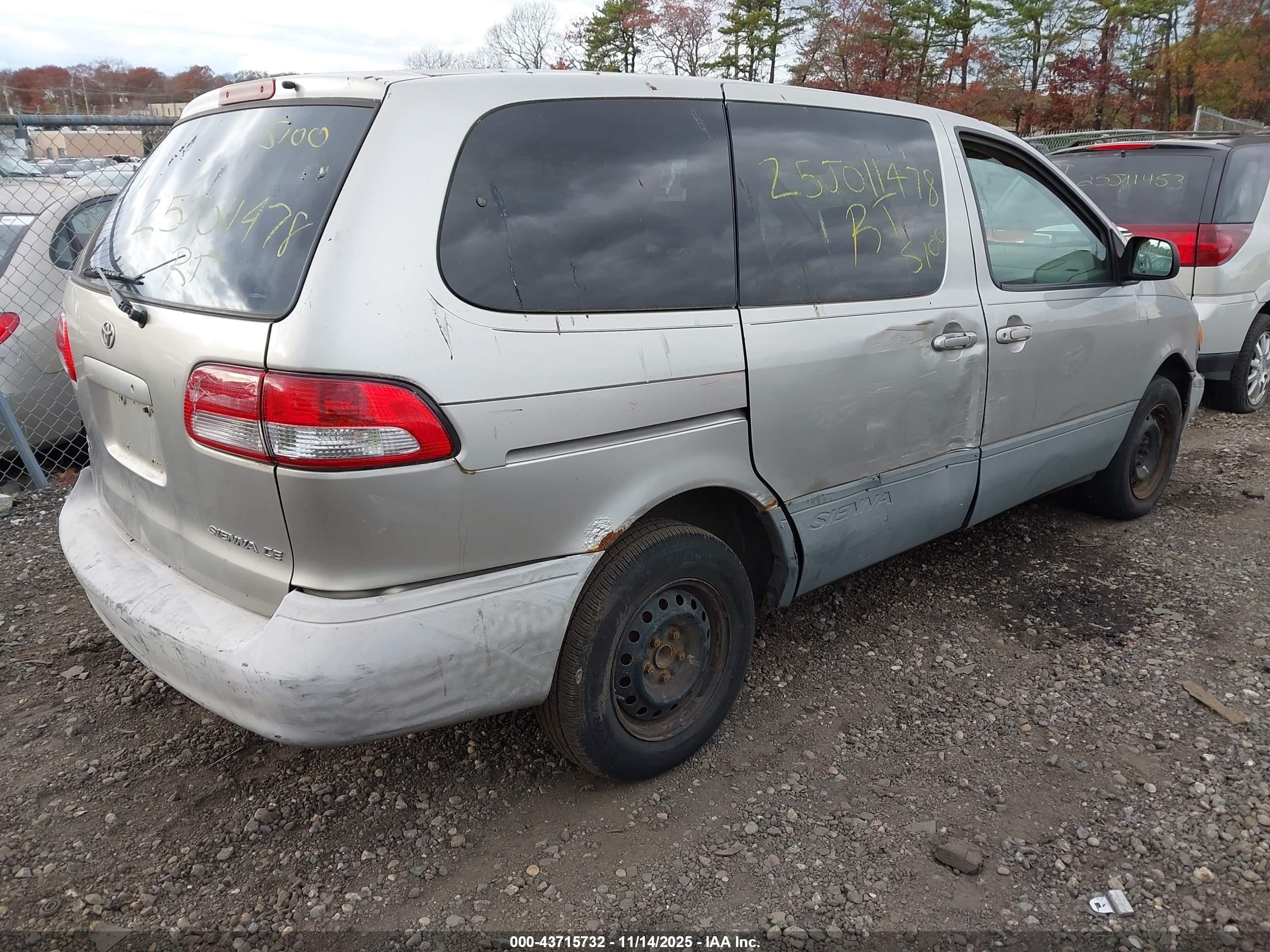 TOYOTA SIENNA image 4
