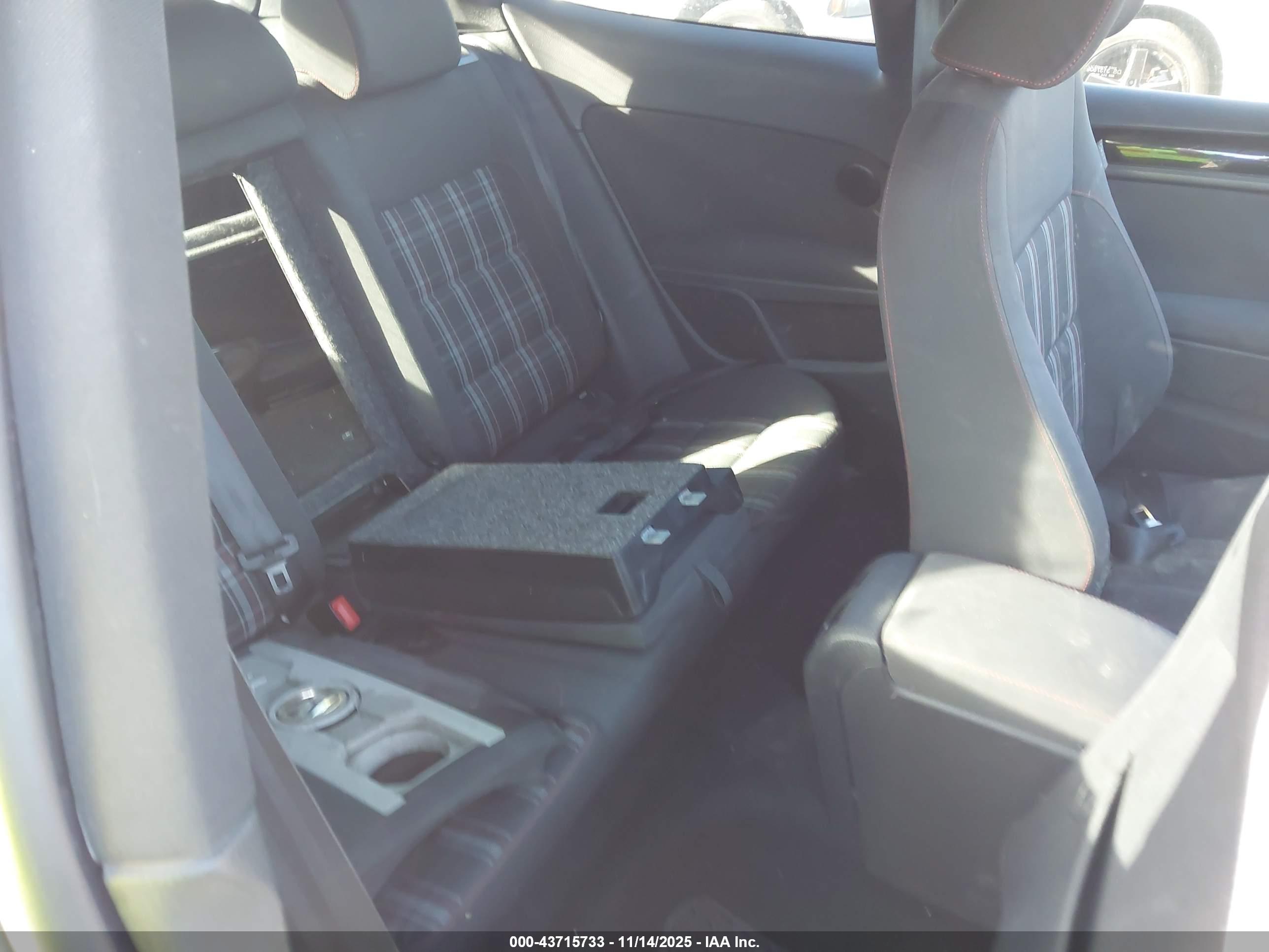 VOLKSWAGEN GTI image 8