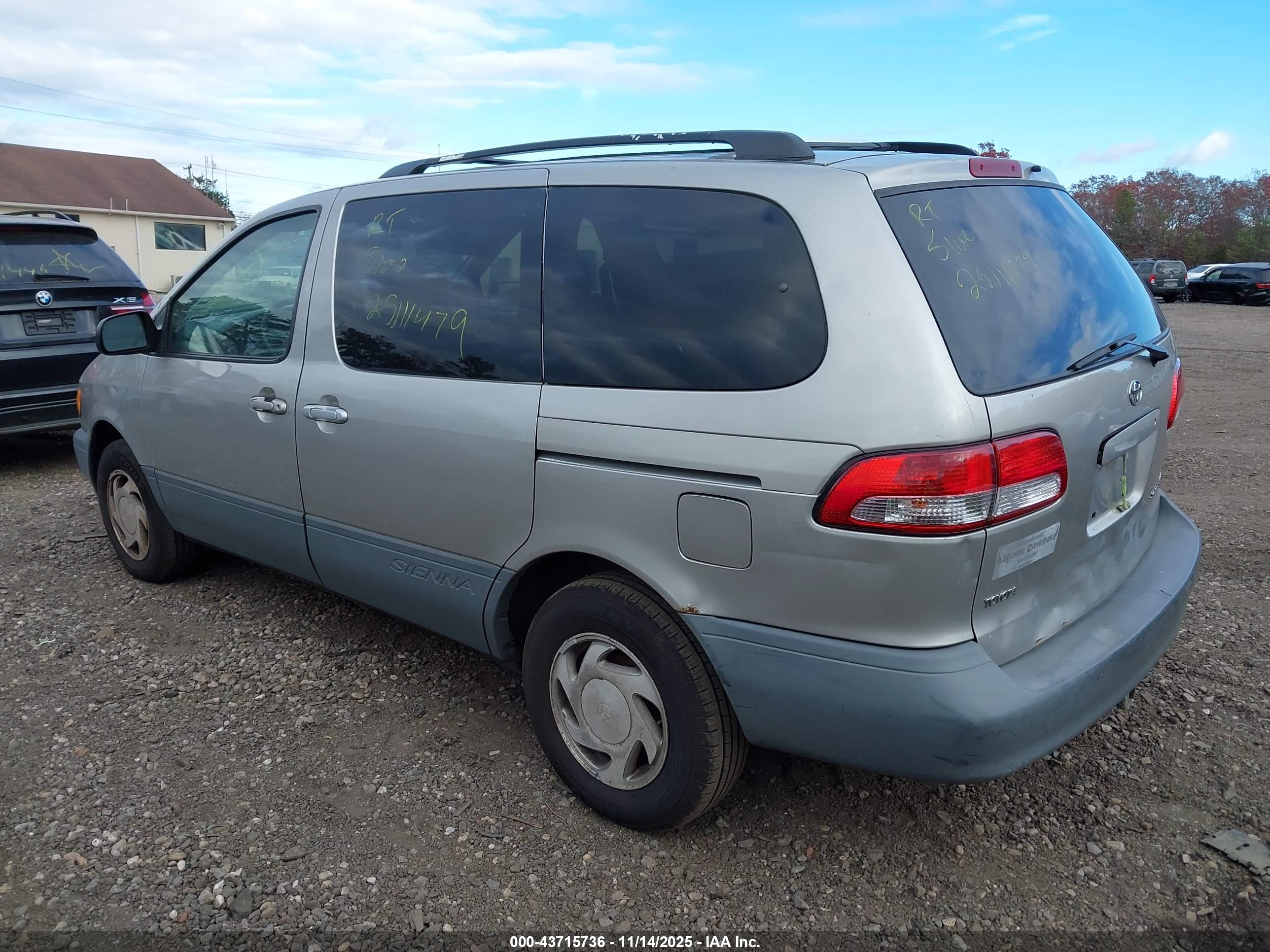 TOYOTA SIENNA image 3