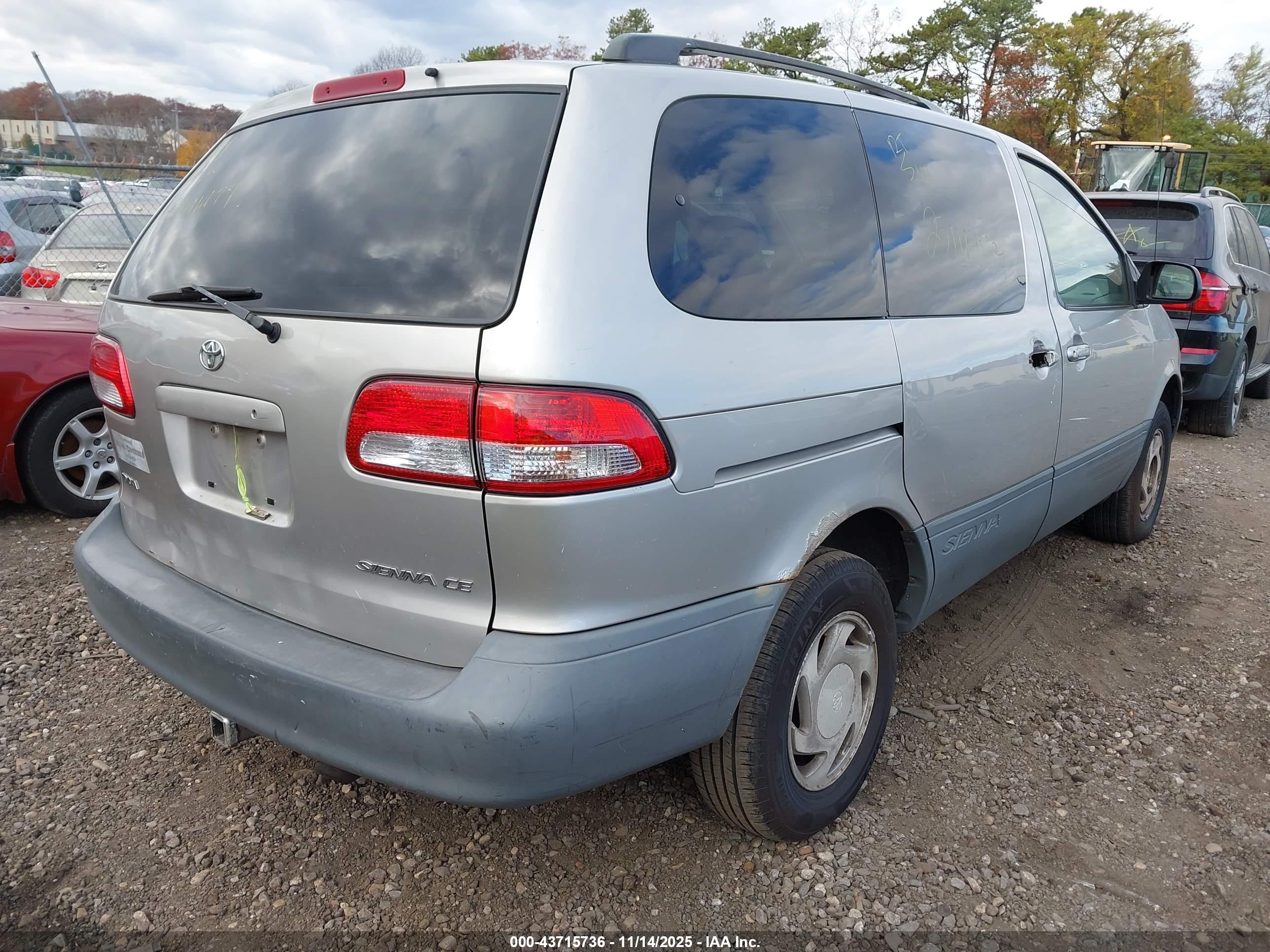 TOYOTA SIENNA image 4
