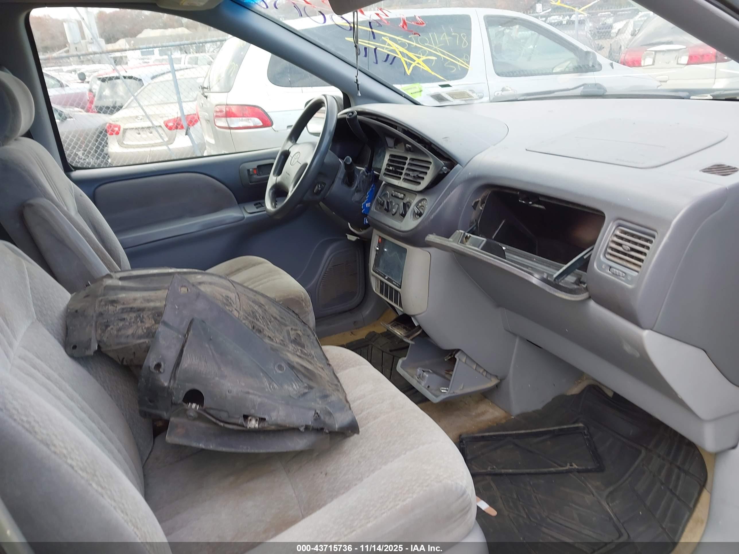 TOYOTA SIENNA image 5