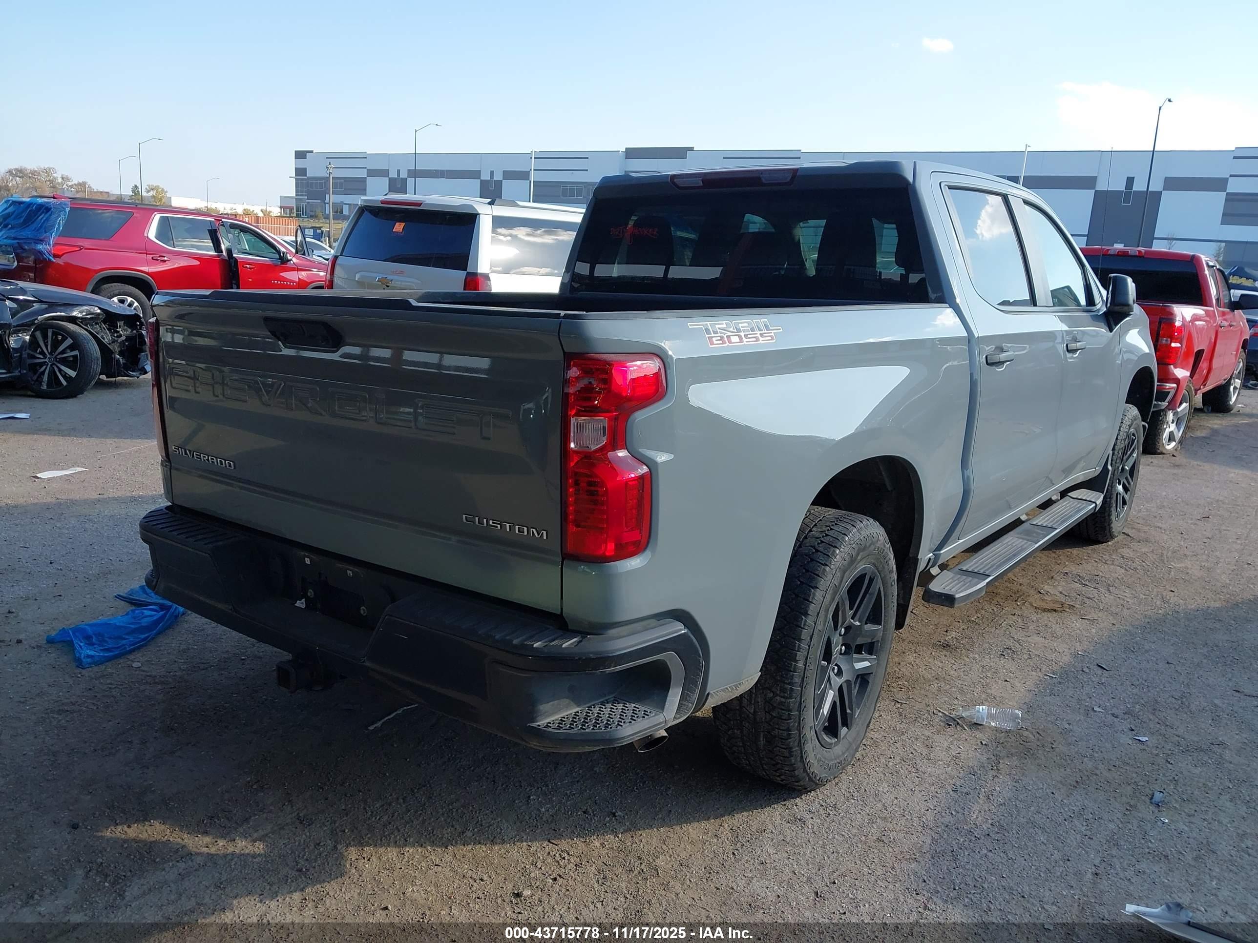 CHEVROLET SILVERADO image 4