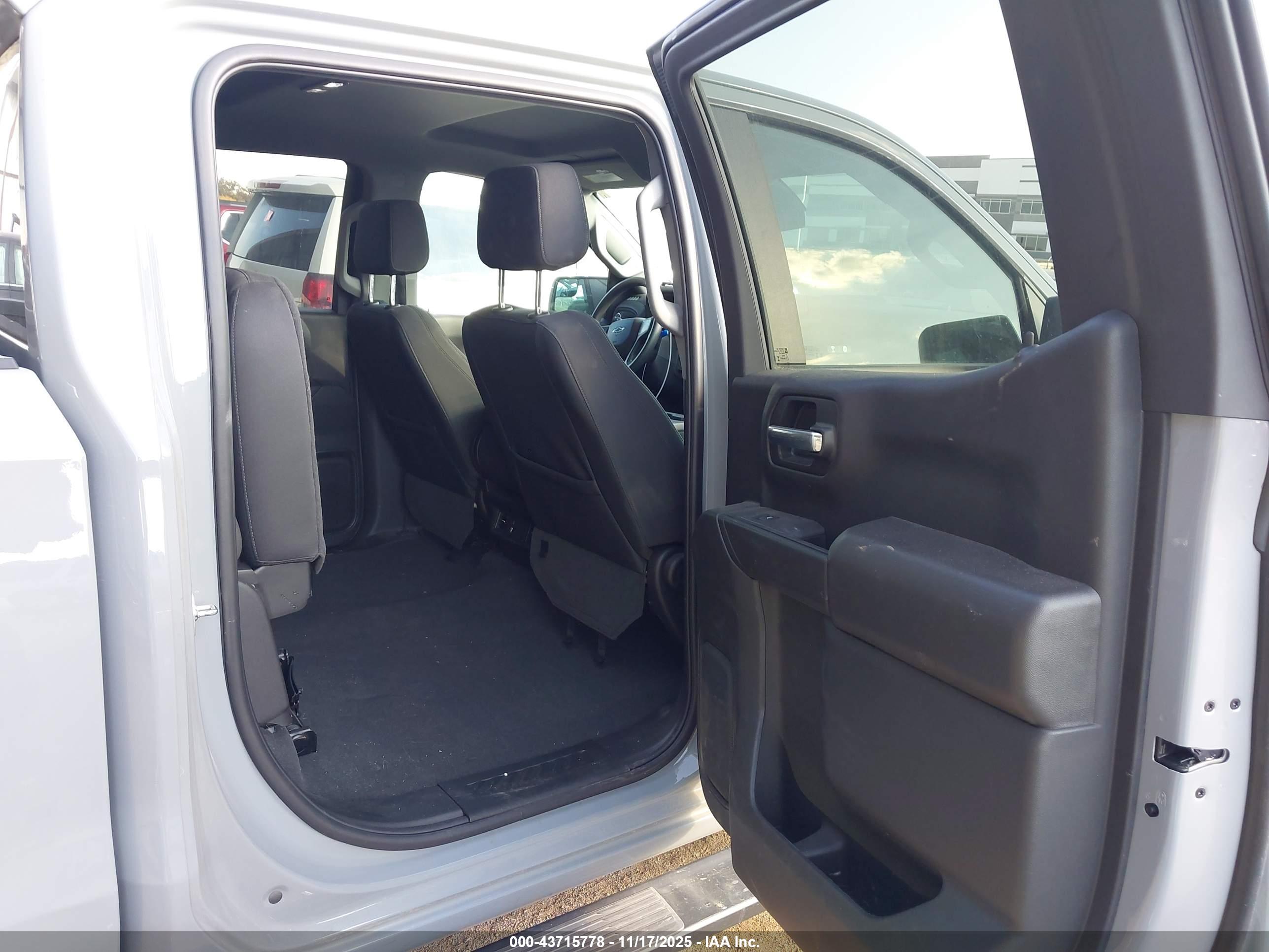 CHEVROLET SILVERADO image 8