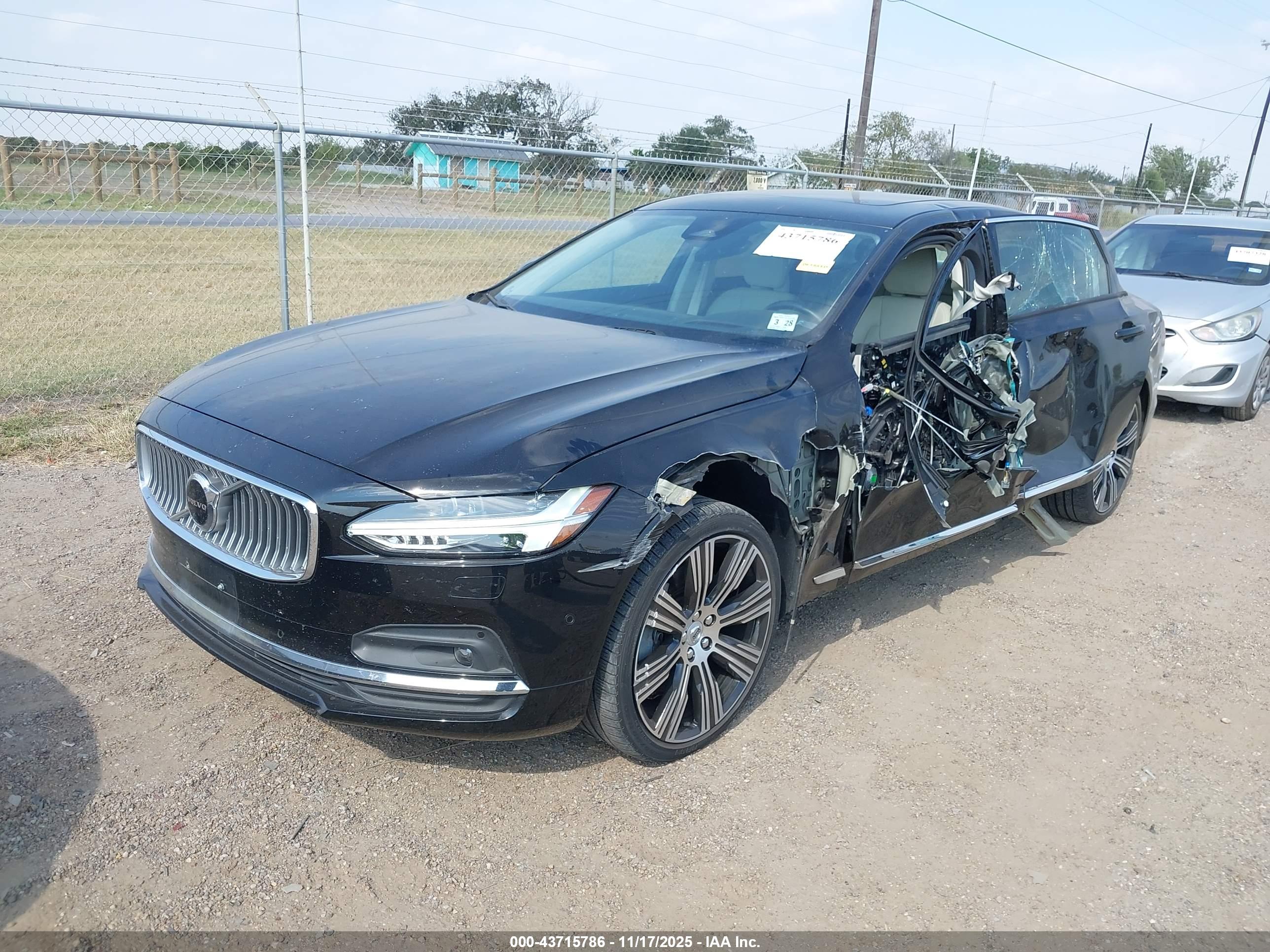 VOLVO S90 image 2