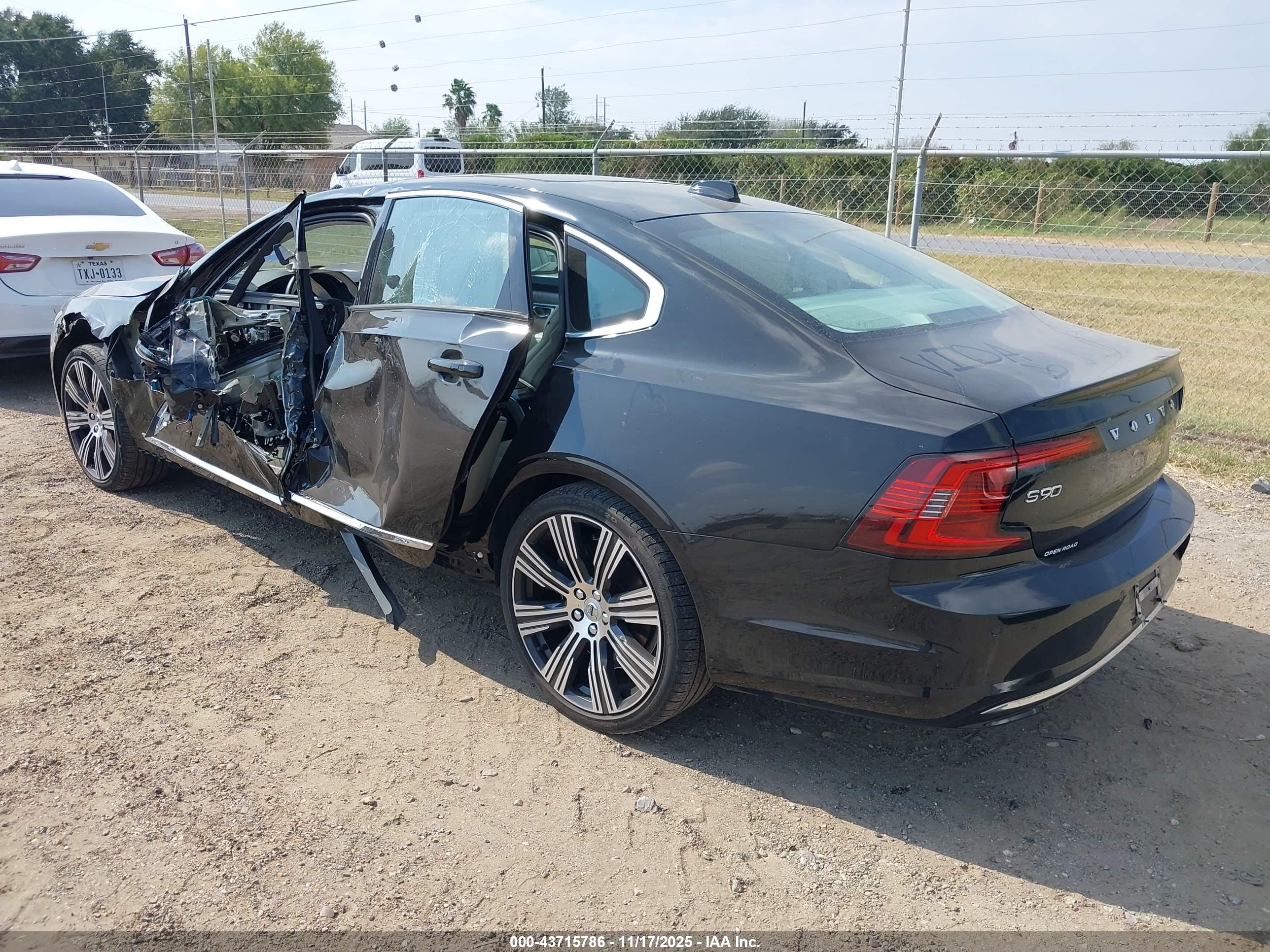 VOLVO S90 image 3