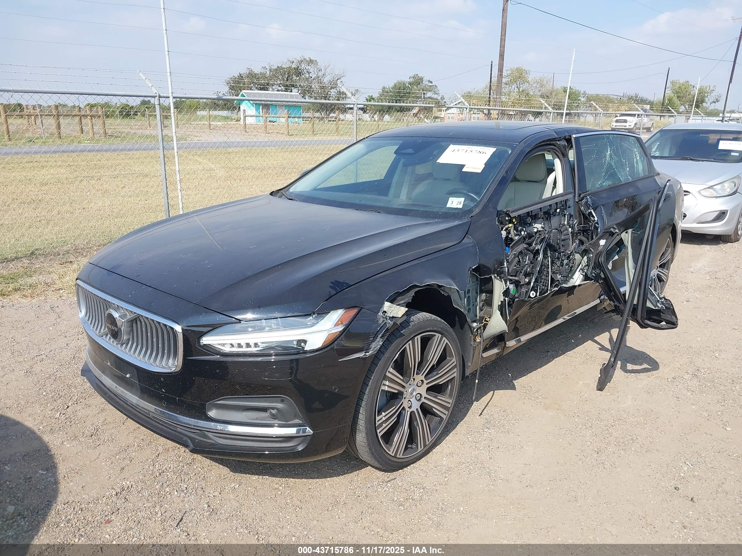 VOLVO S90 image 6