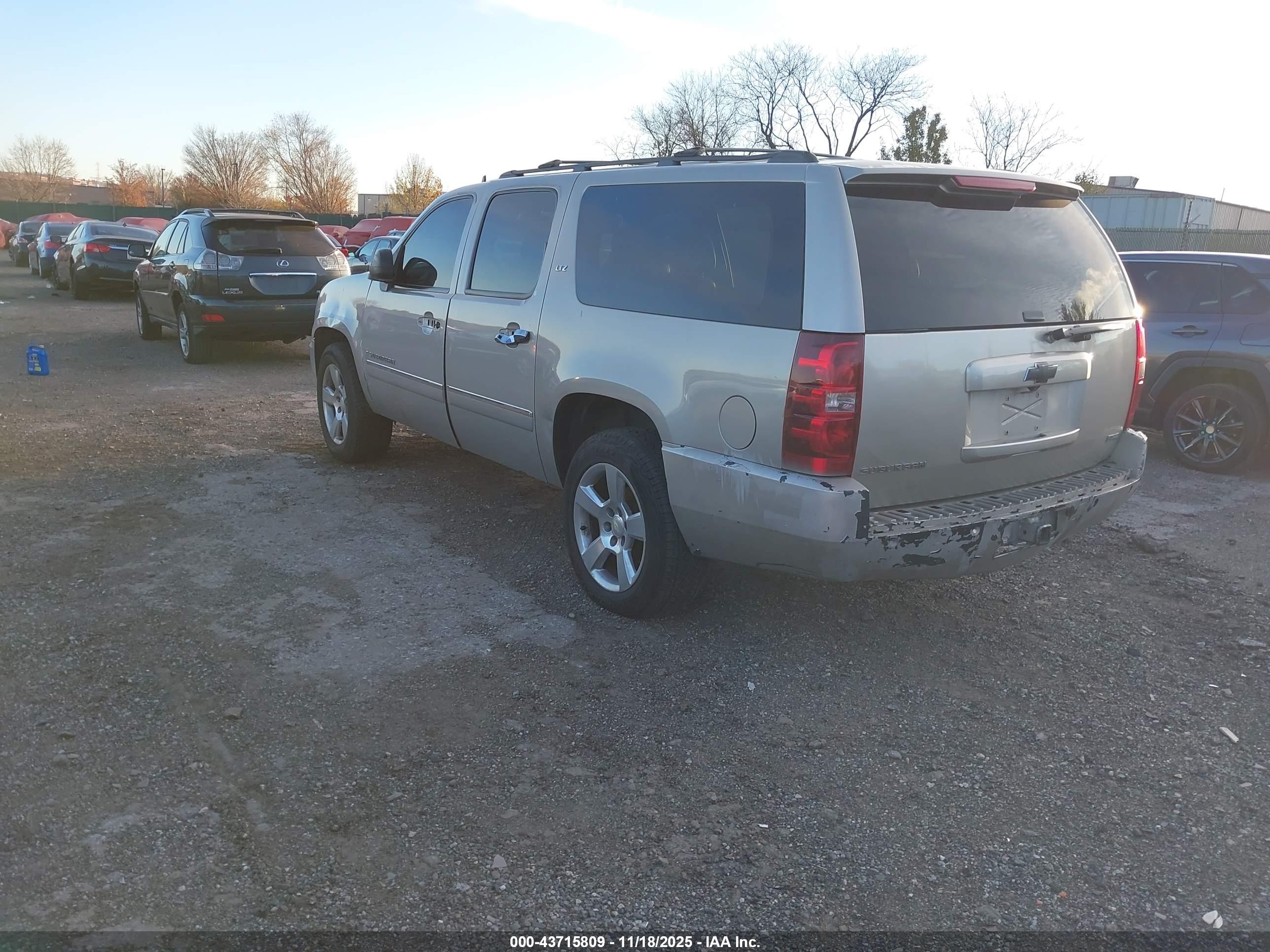CHEVROLET SUBURBAN image 3