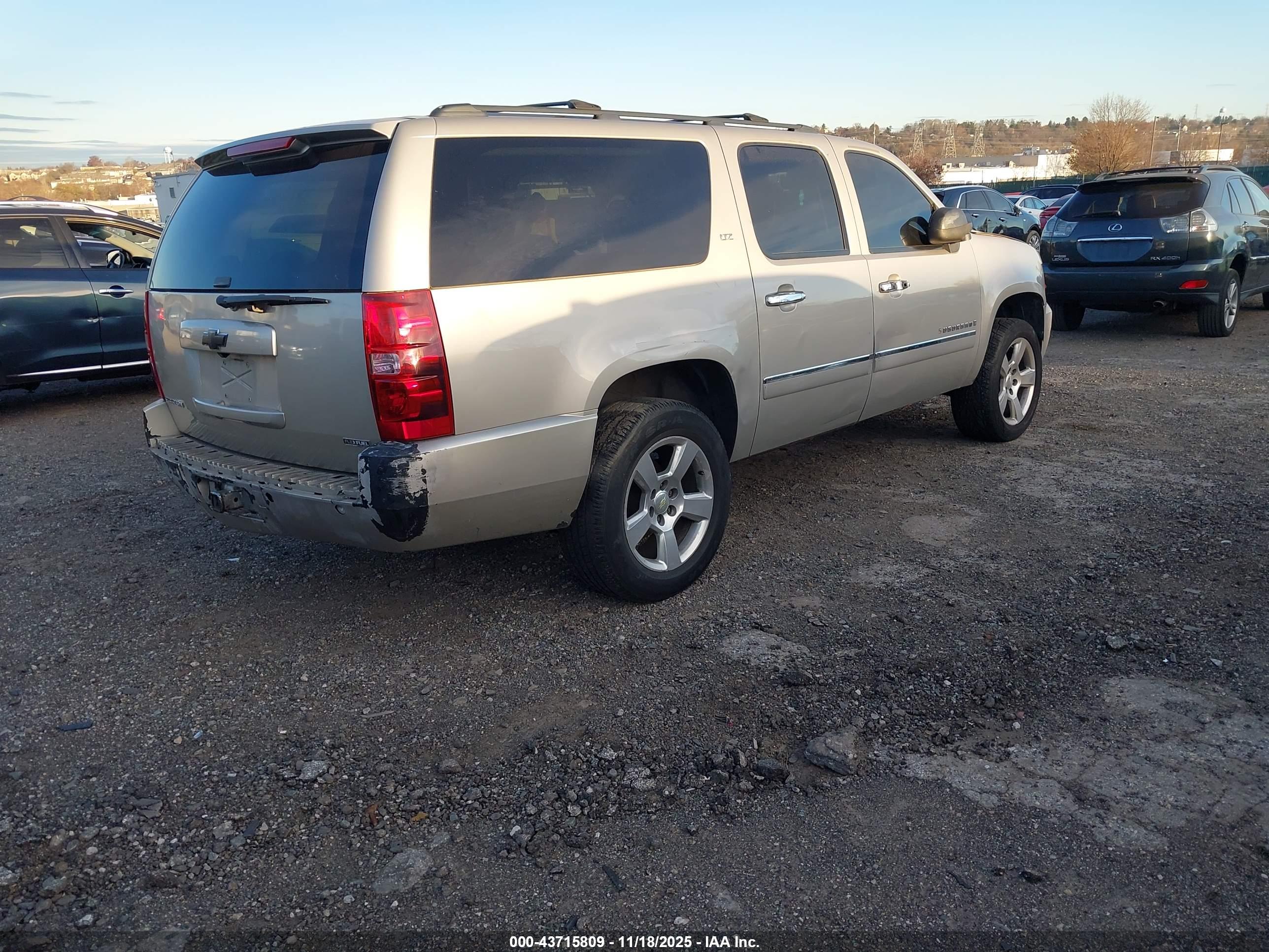 CHEVROLET SUBURBAN image 4