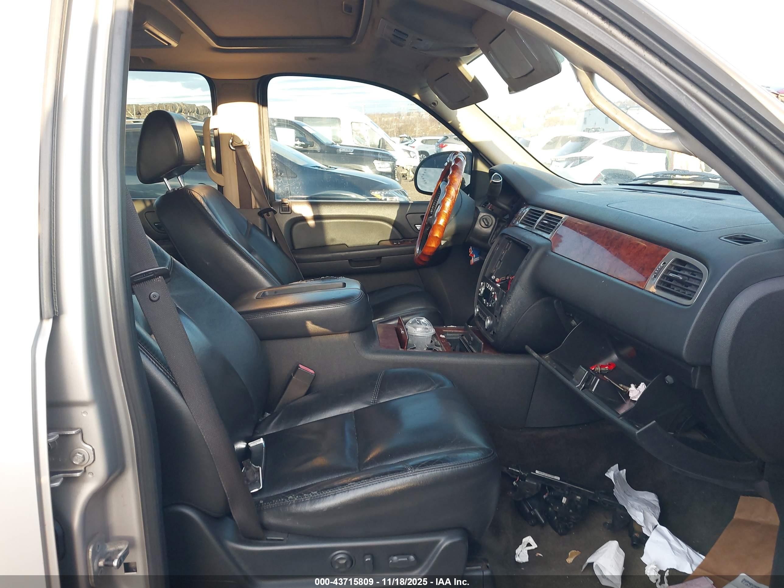 CHEVROLET SUBURBAN image 5
