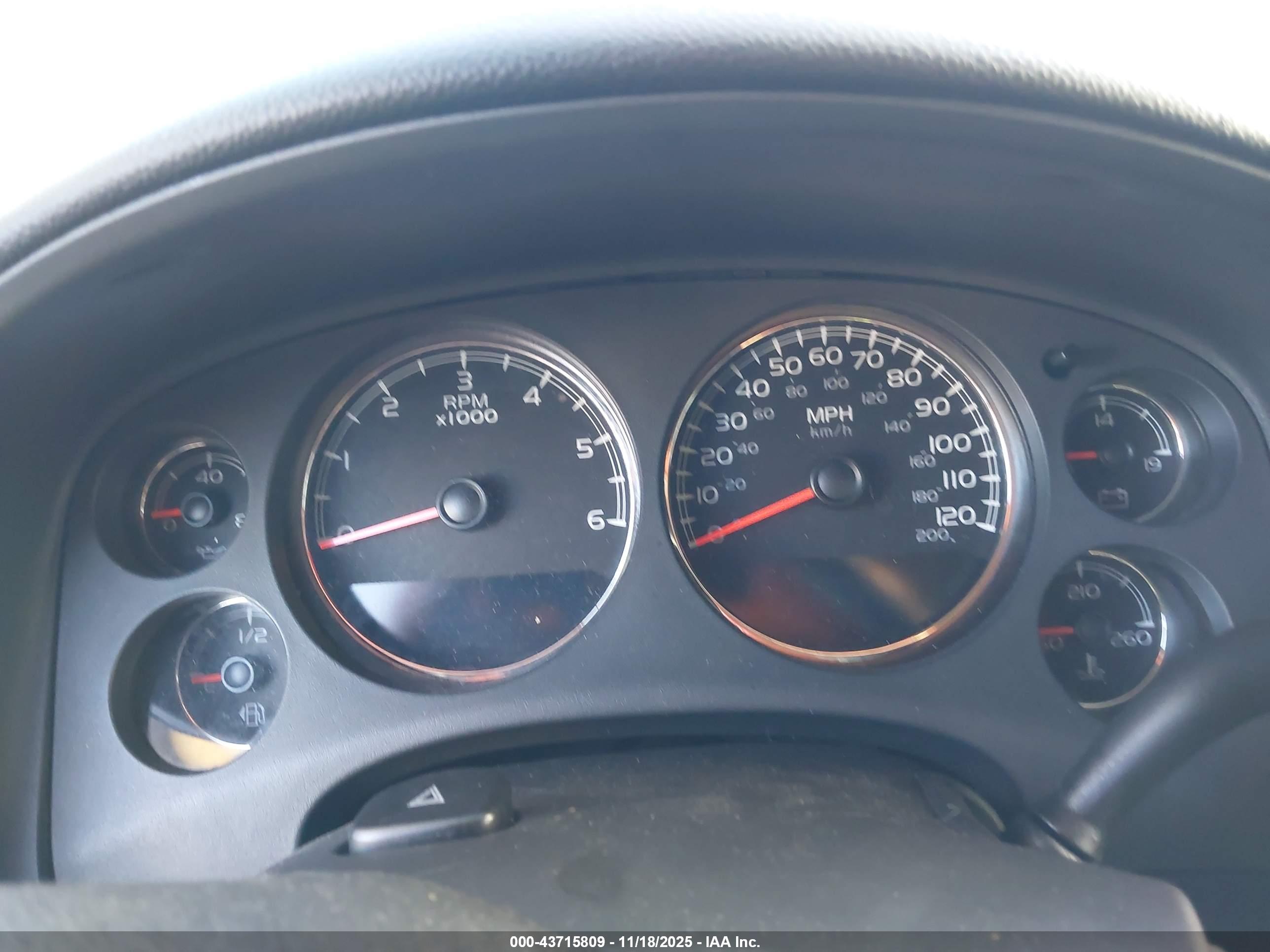 CHEVROLET SUBURBAN image 7