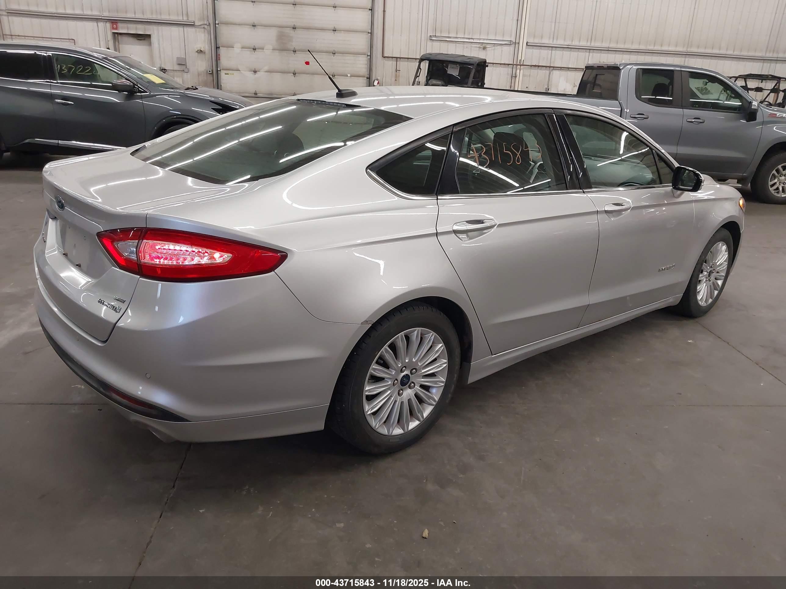FORD FUSION image 4