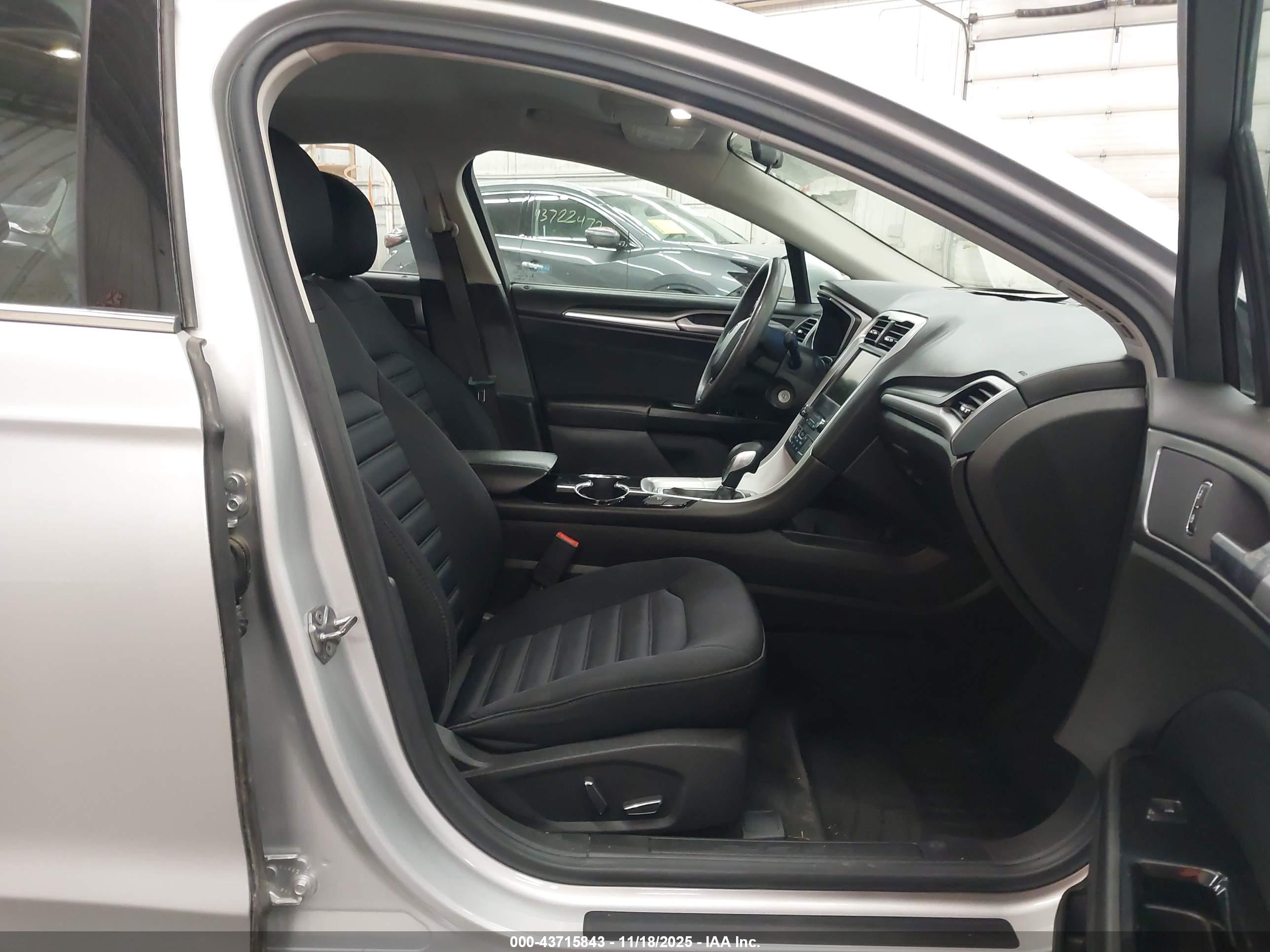 FORD FUSION image 5