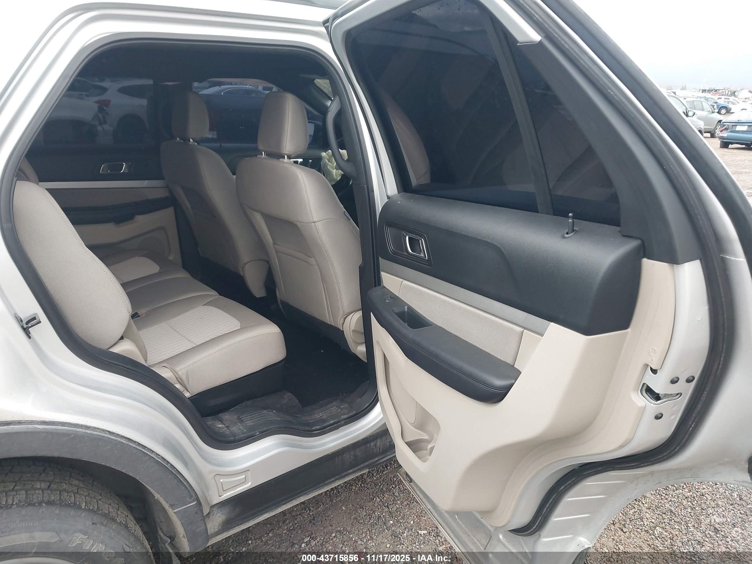 FORD EXPLORER image 8
