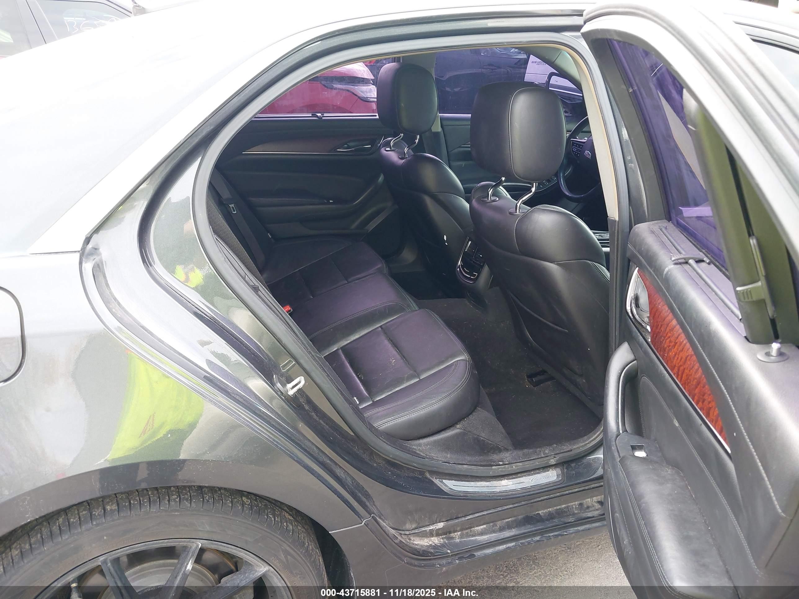 CADILLAC CTS image 8
