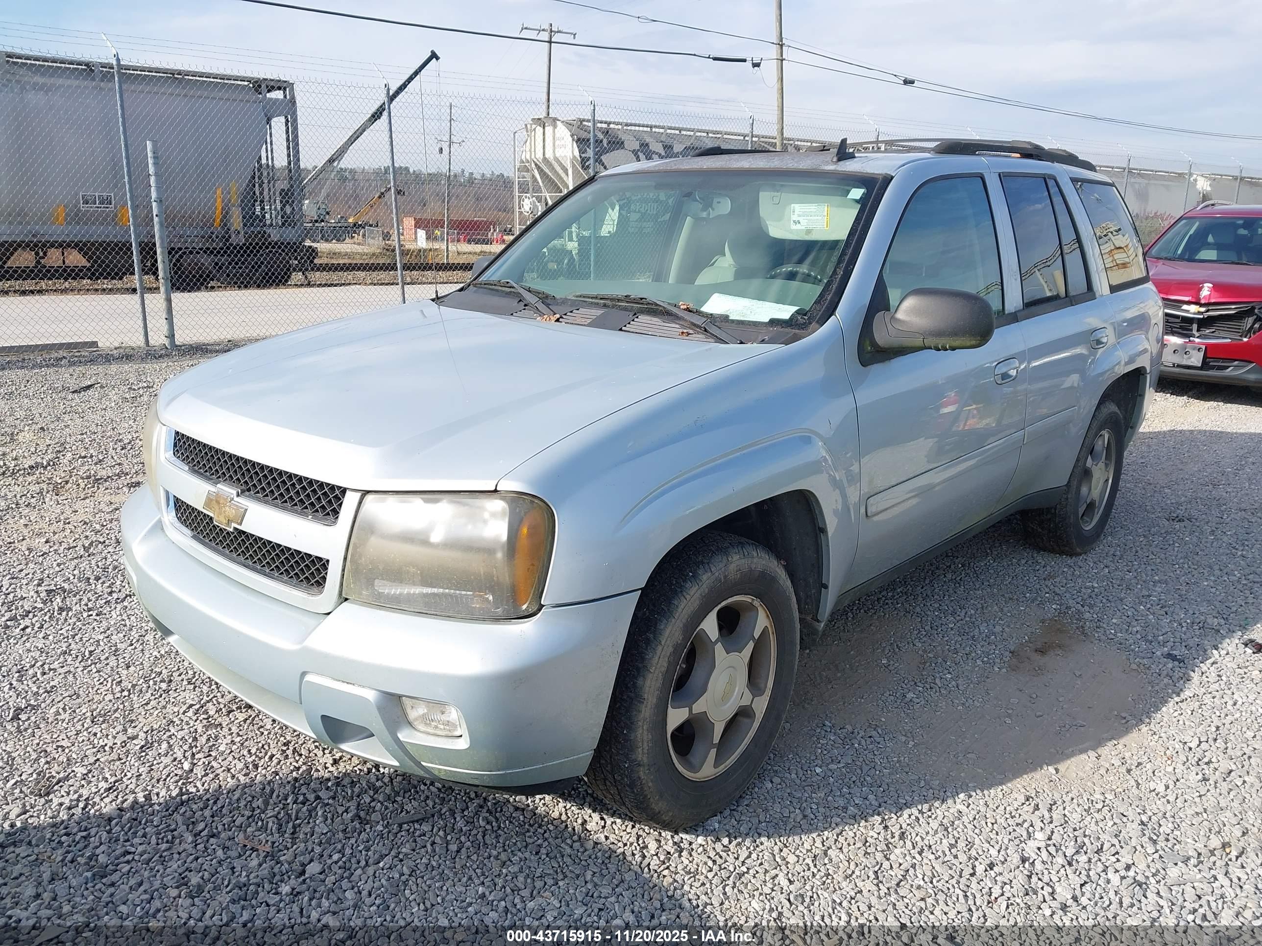 CHEVROLET TRAILBLAZER image 2