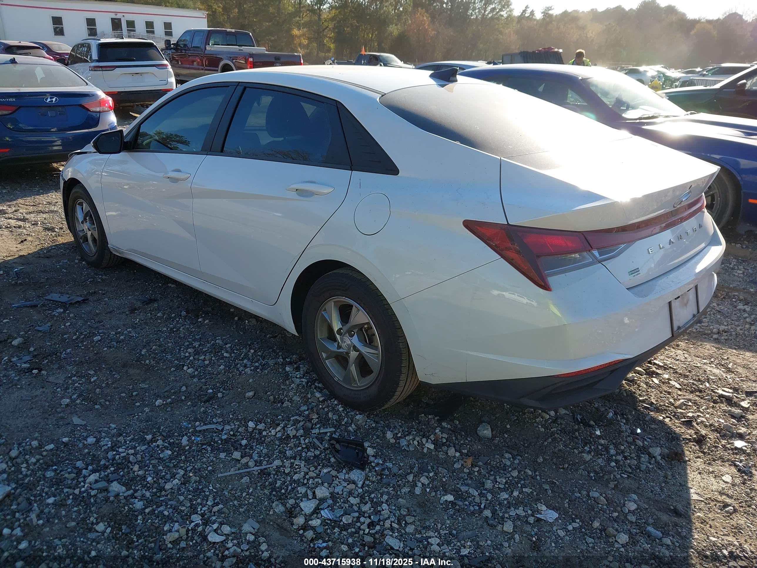 HYUNDAI ELANTRA image 3
