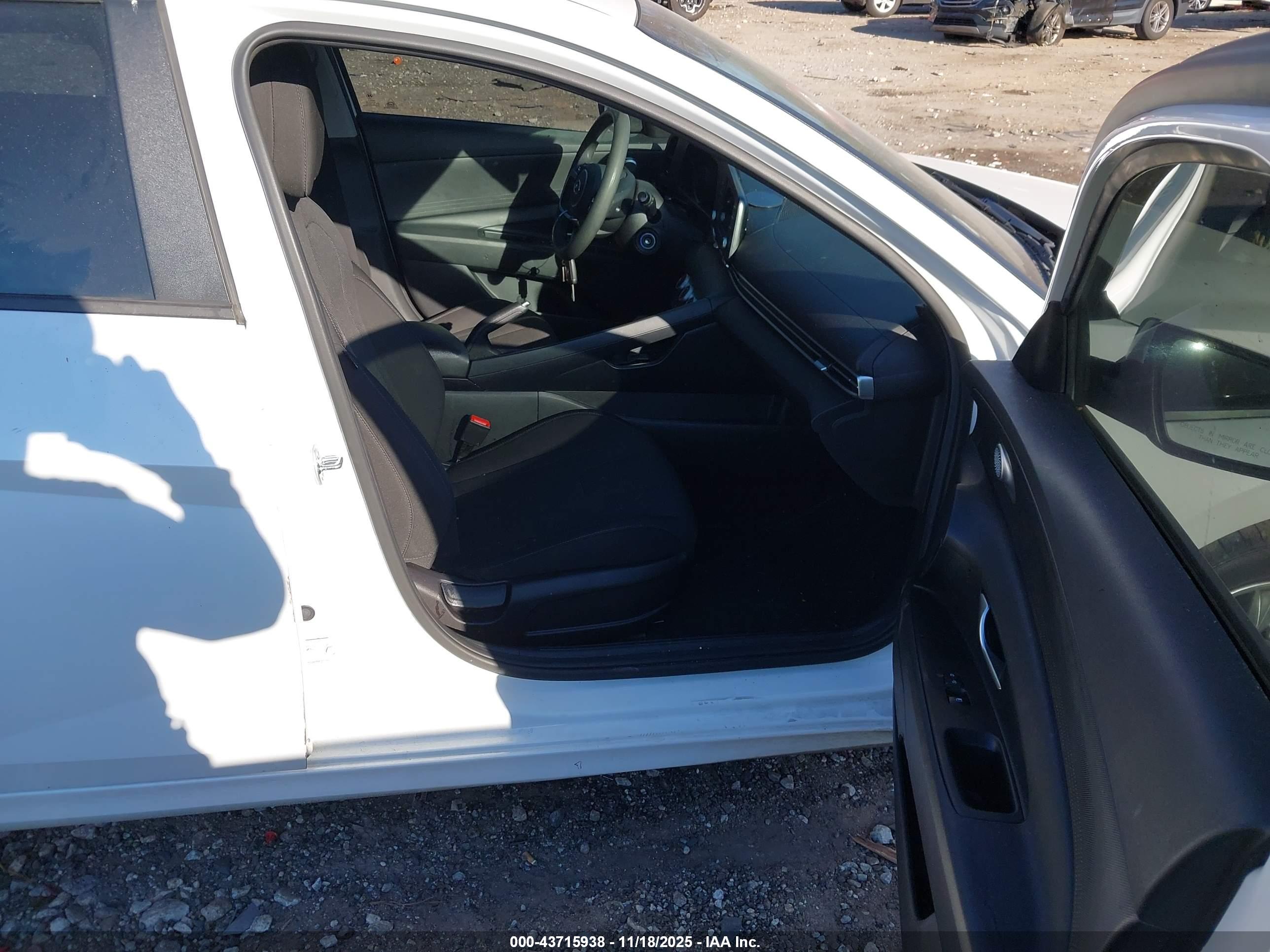 HYUNDAI ELANTRA image 5